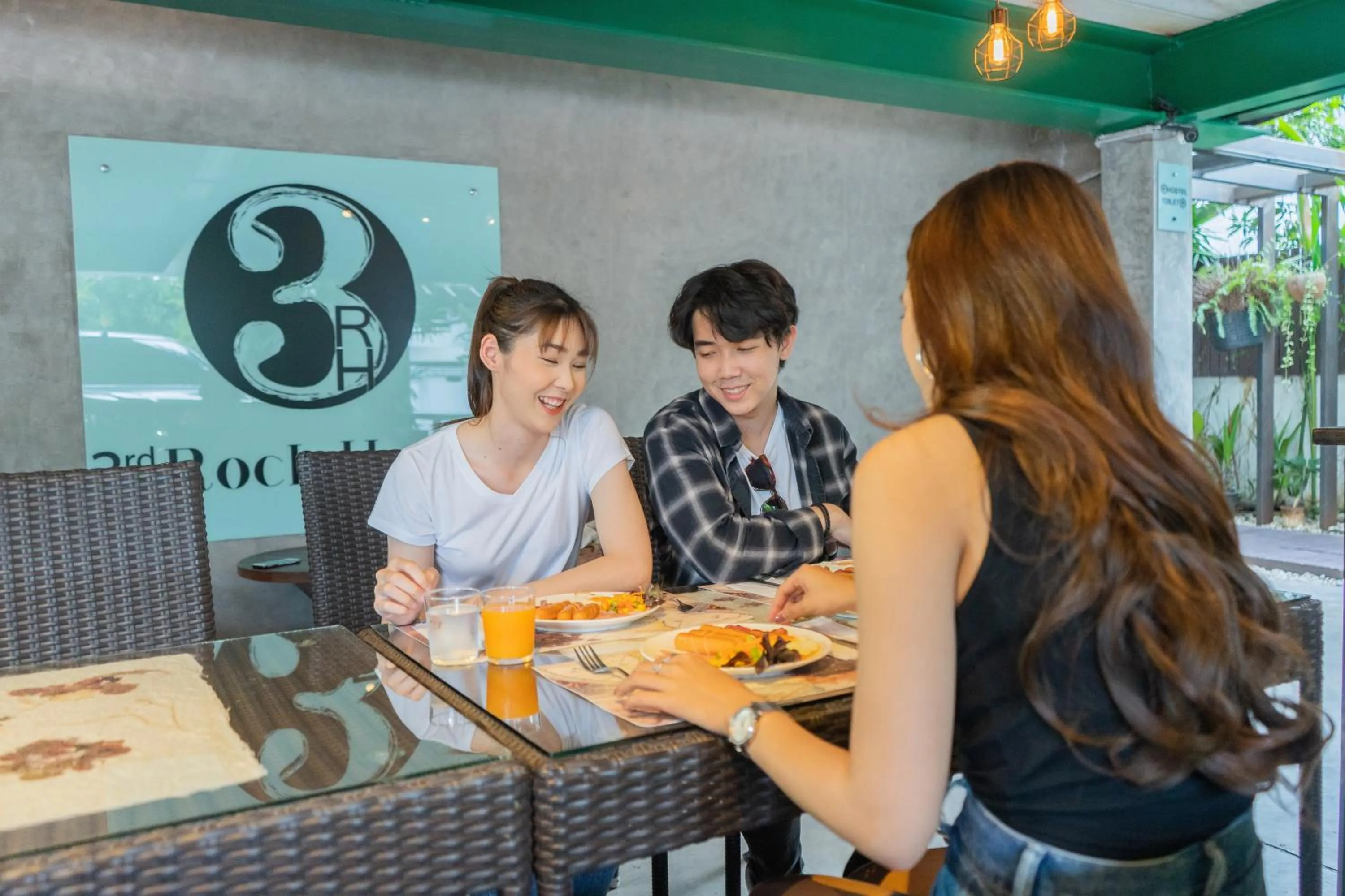 Restaurant/places to eat in Third Rock Hostel