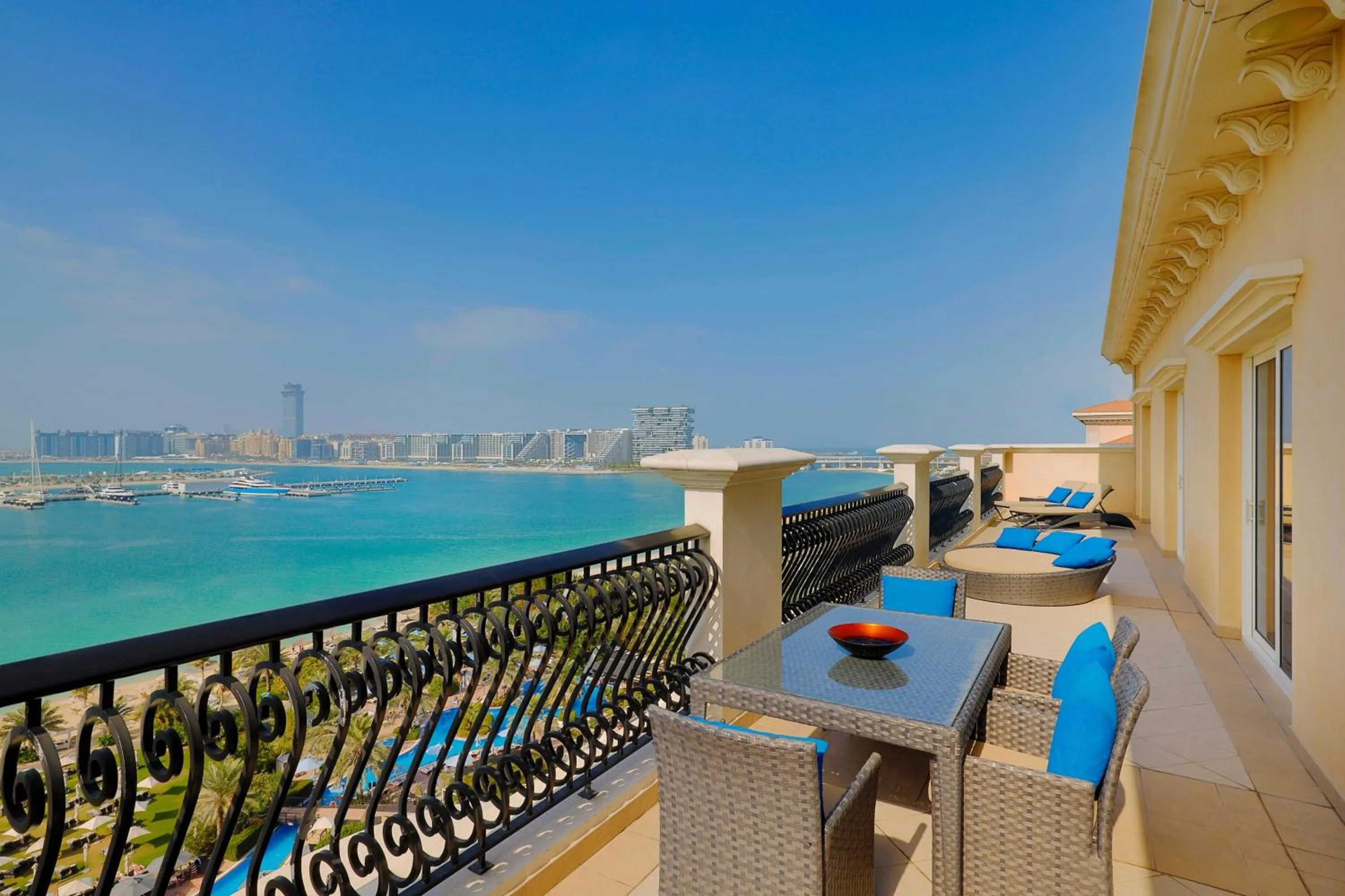 Lounge or bar in The Westin Dubai Mina Seyahi Beach Resort and Waterpark