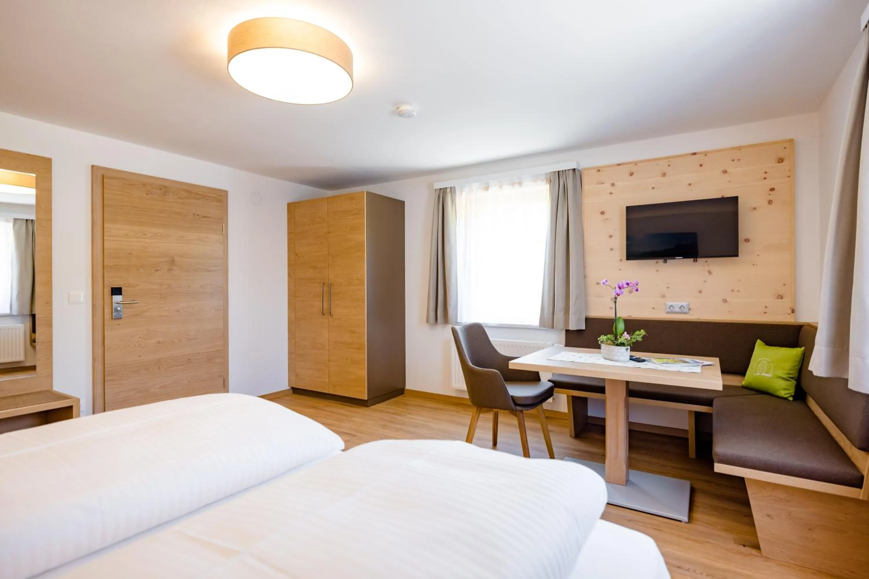 Living room, Bed in Gästehaus Fiedlwirt