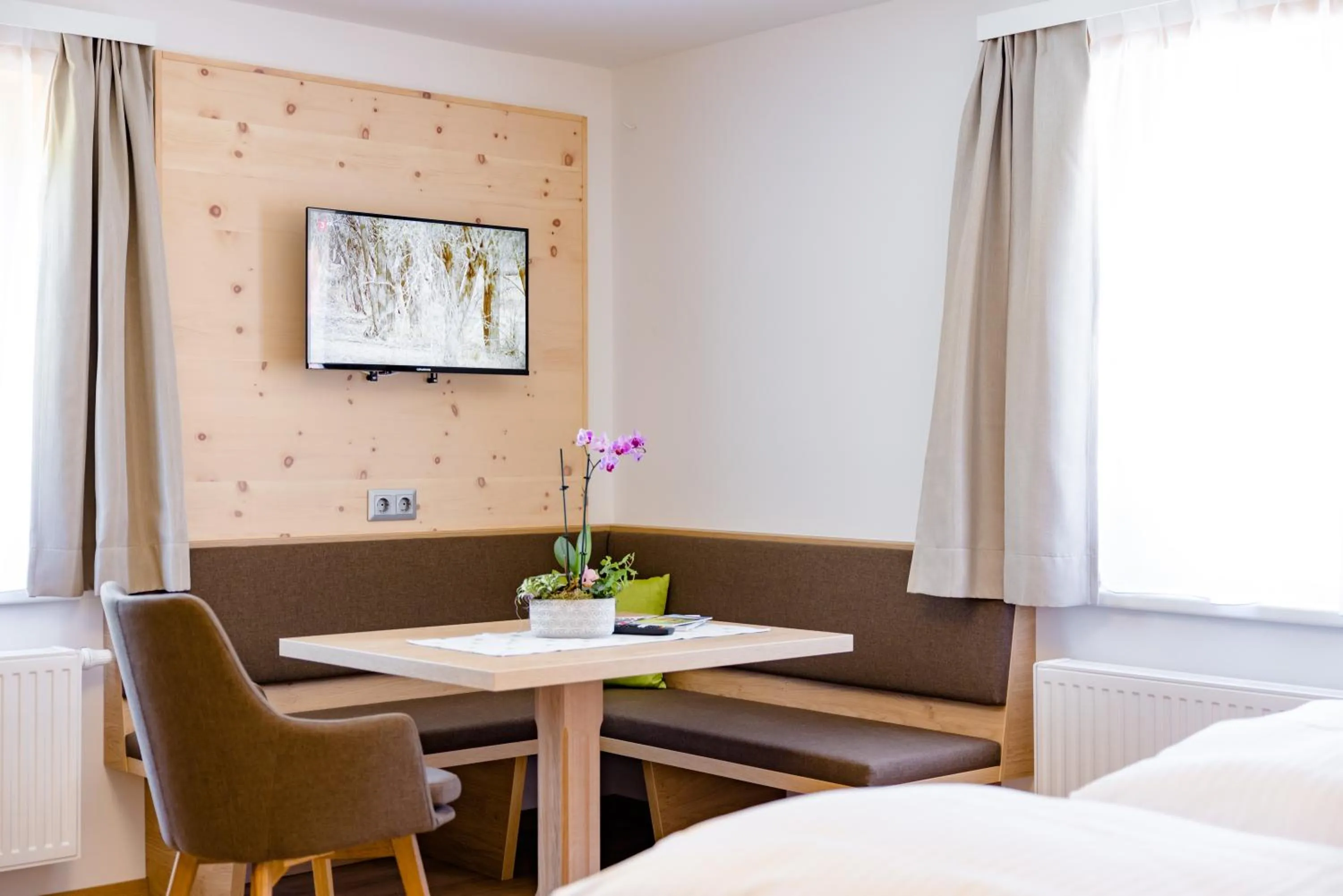 Seating area, Bed in Gästehaus Fiedlwirt