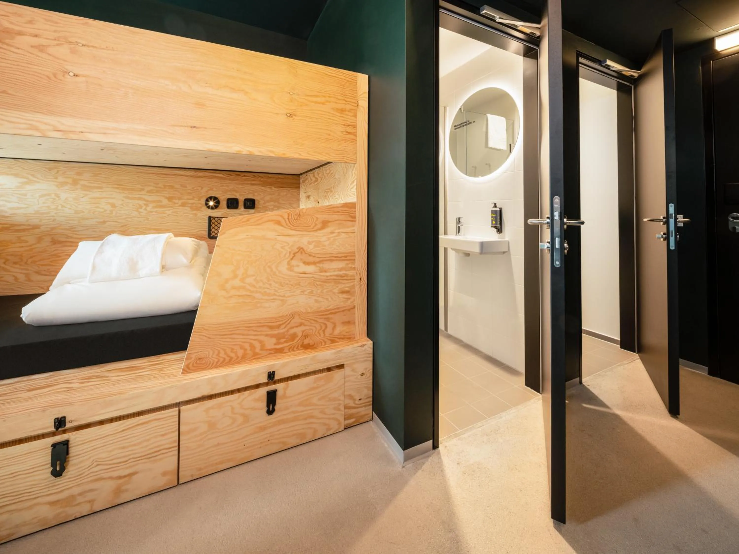 Photo of the whole room, Bed in JO&JOE Vienna