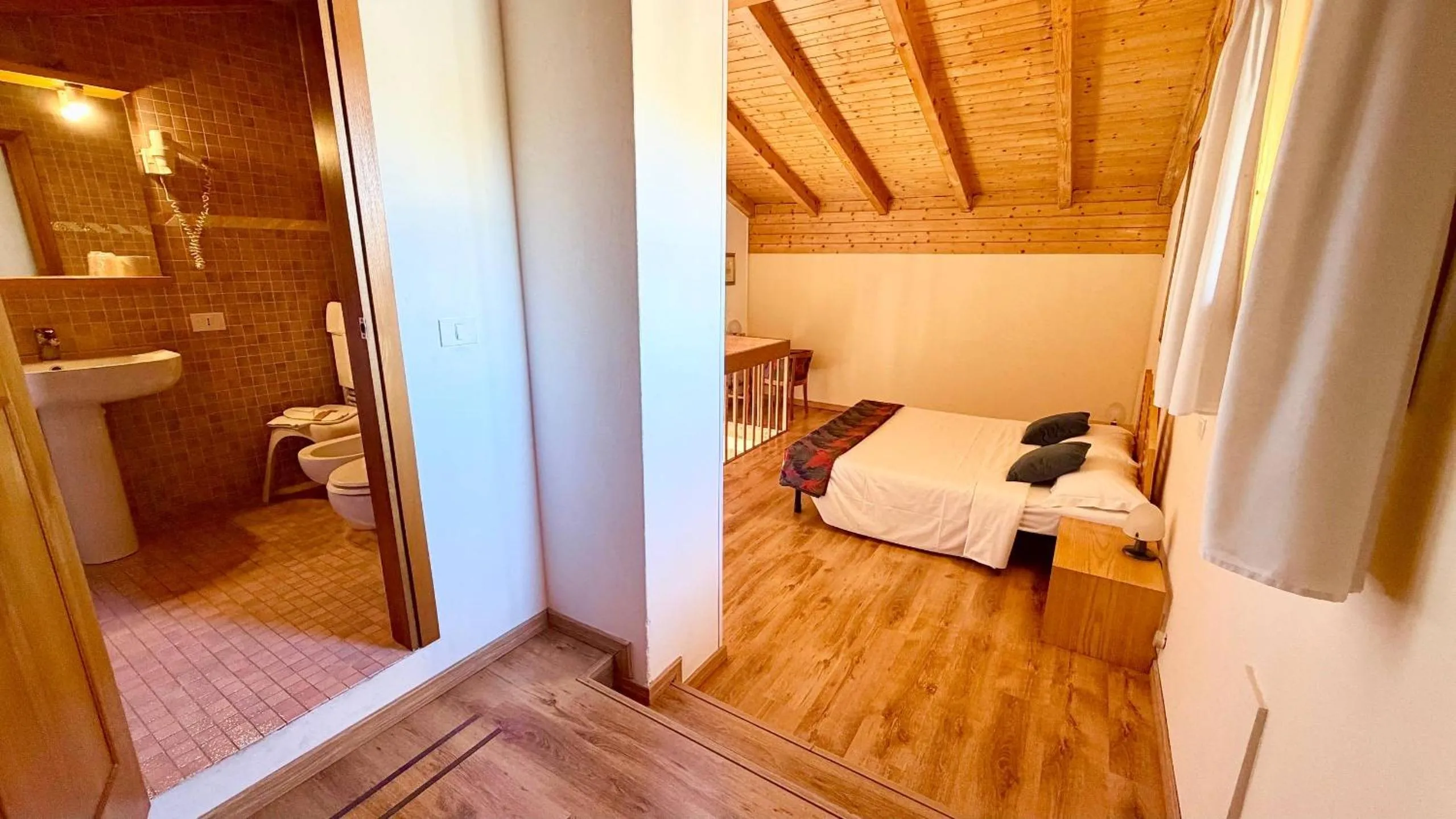 Bathroom, Bed in Hotel New Genziana