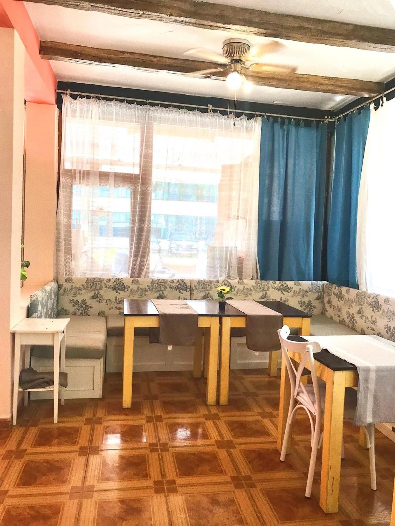 Restaurant/places to eat in Hotel Largo Beach