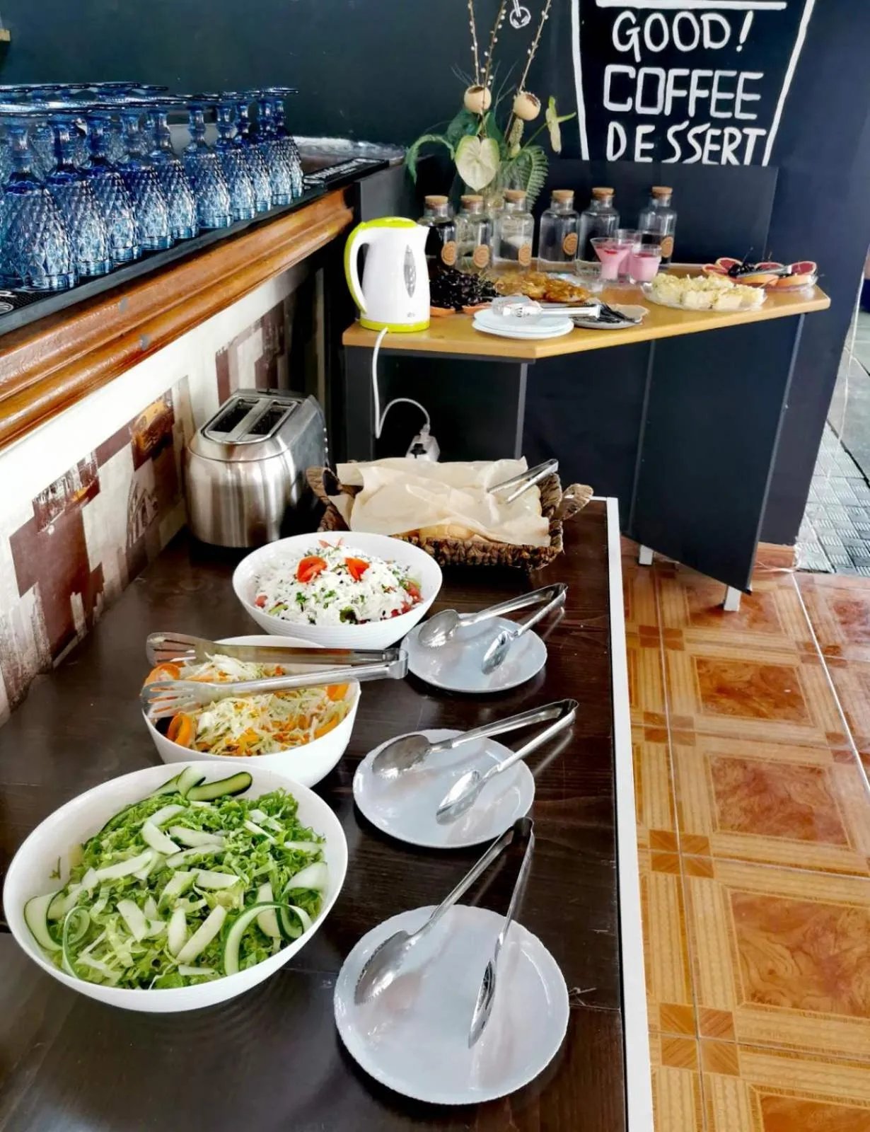 Restaurant/places to eat in Hotel Largo Beach