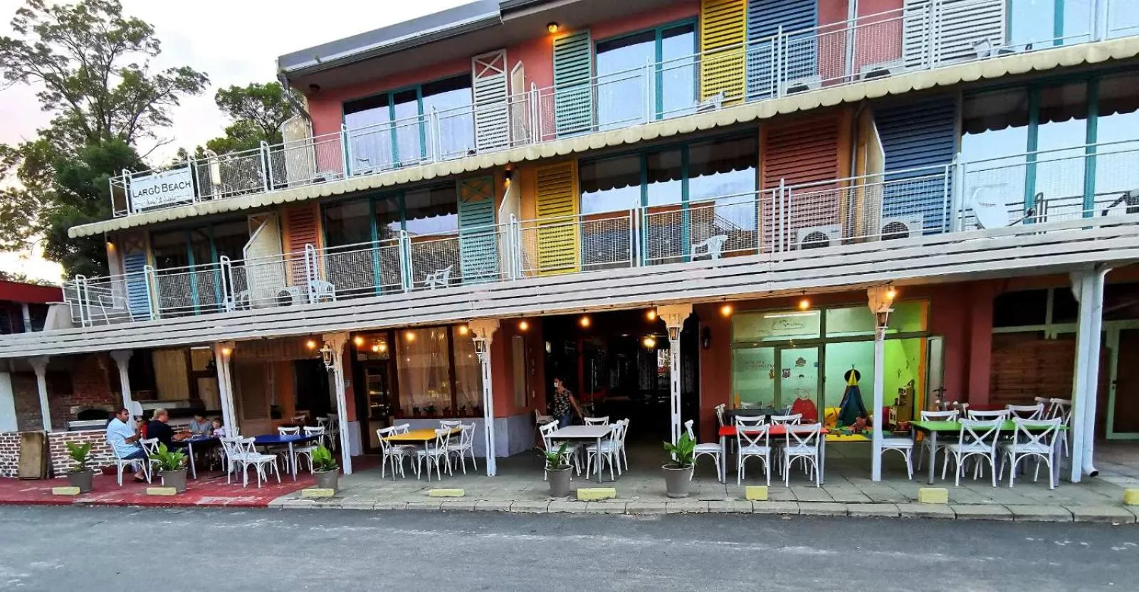 Property building in Hotel Largo Beach