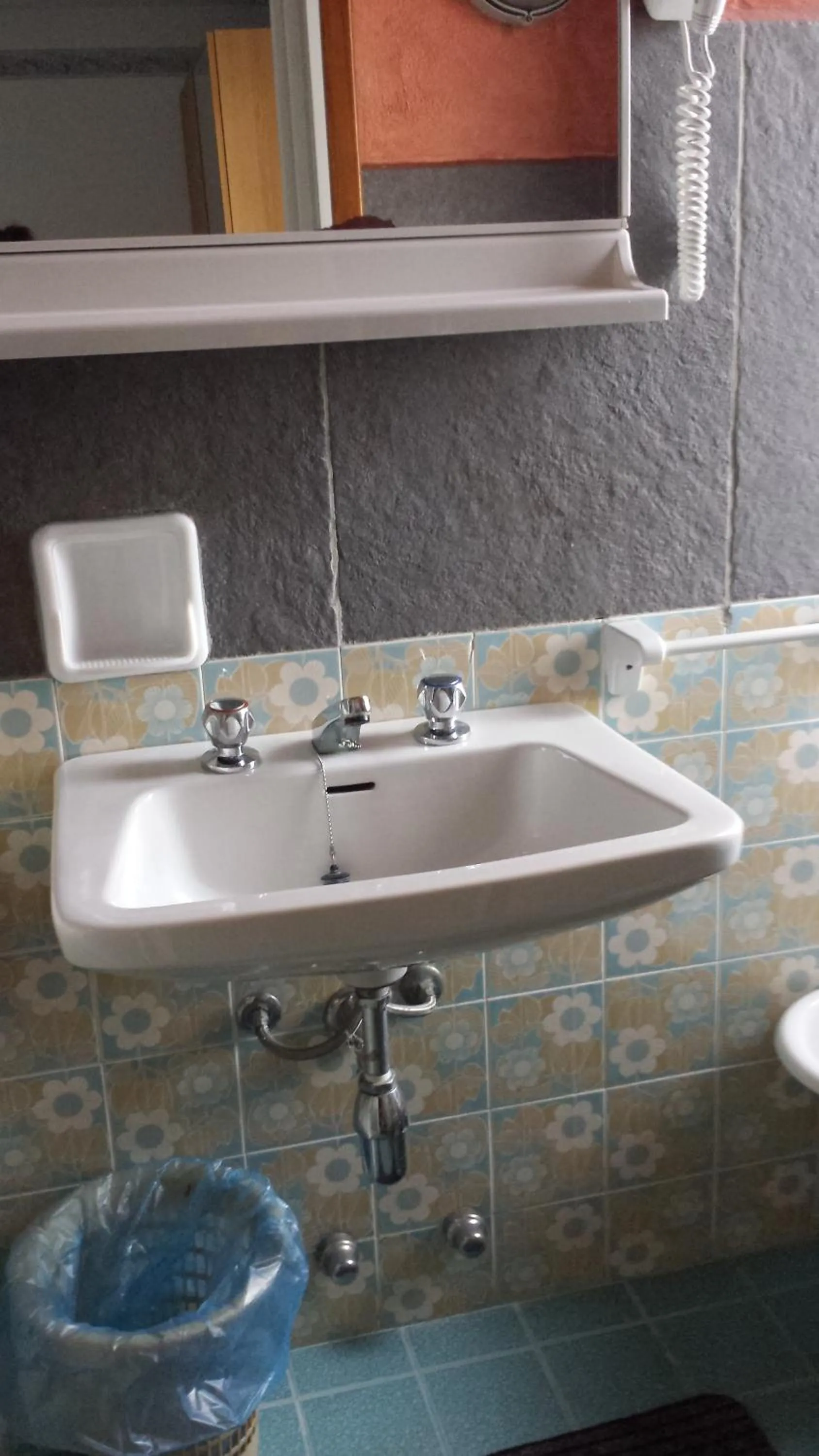 Bathroom in Nouveau Mirabeau