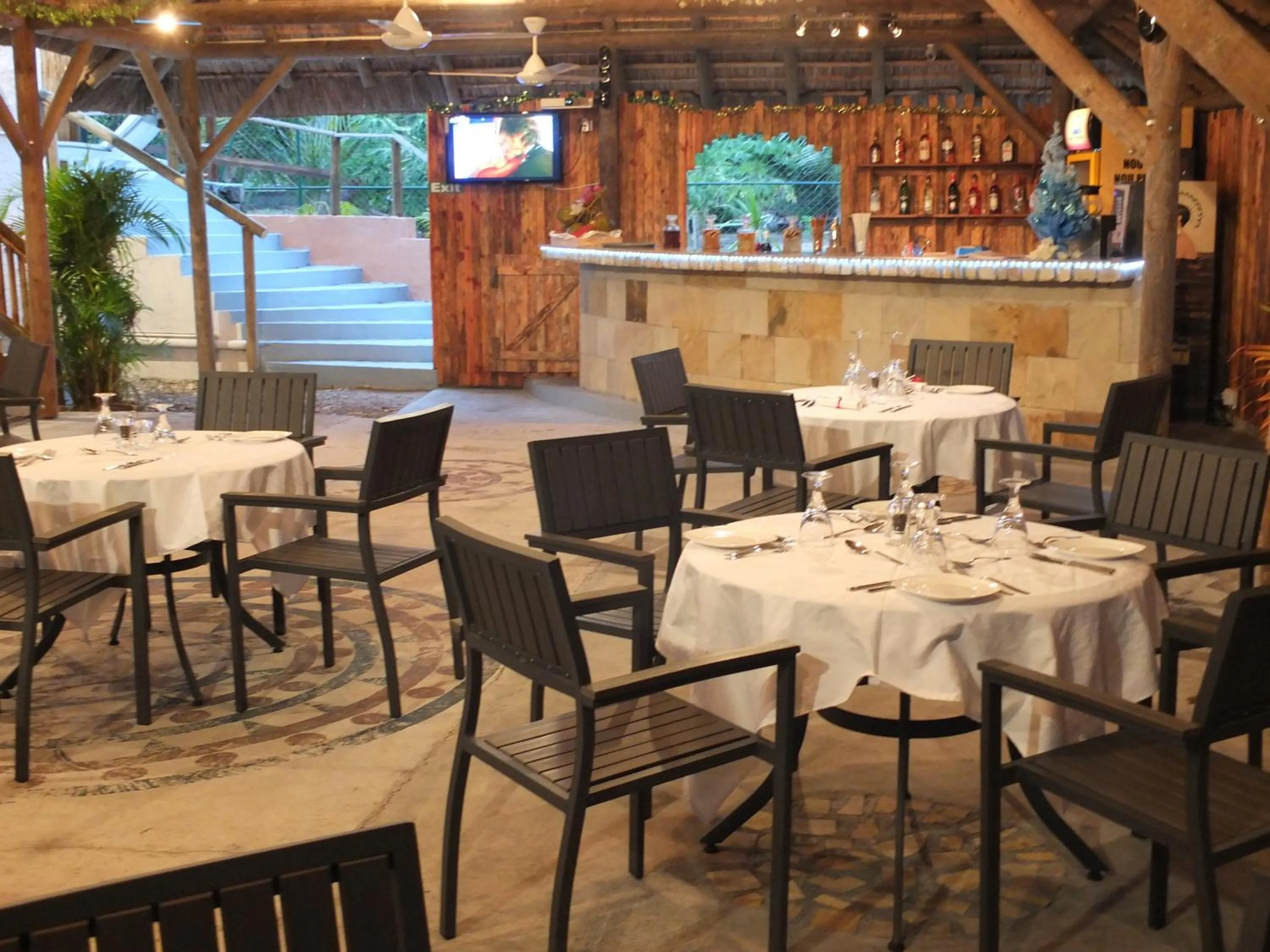 Restaurant/places to eat in Eden Villa