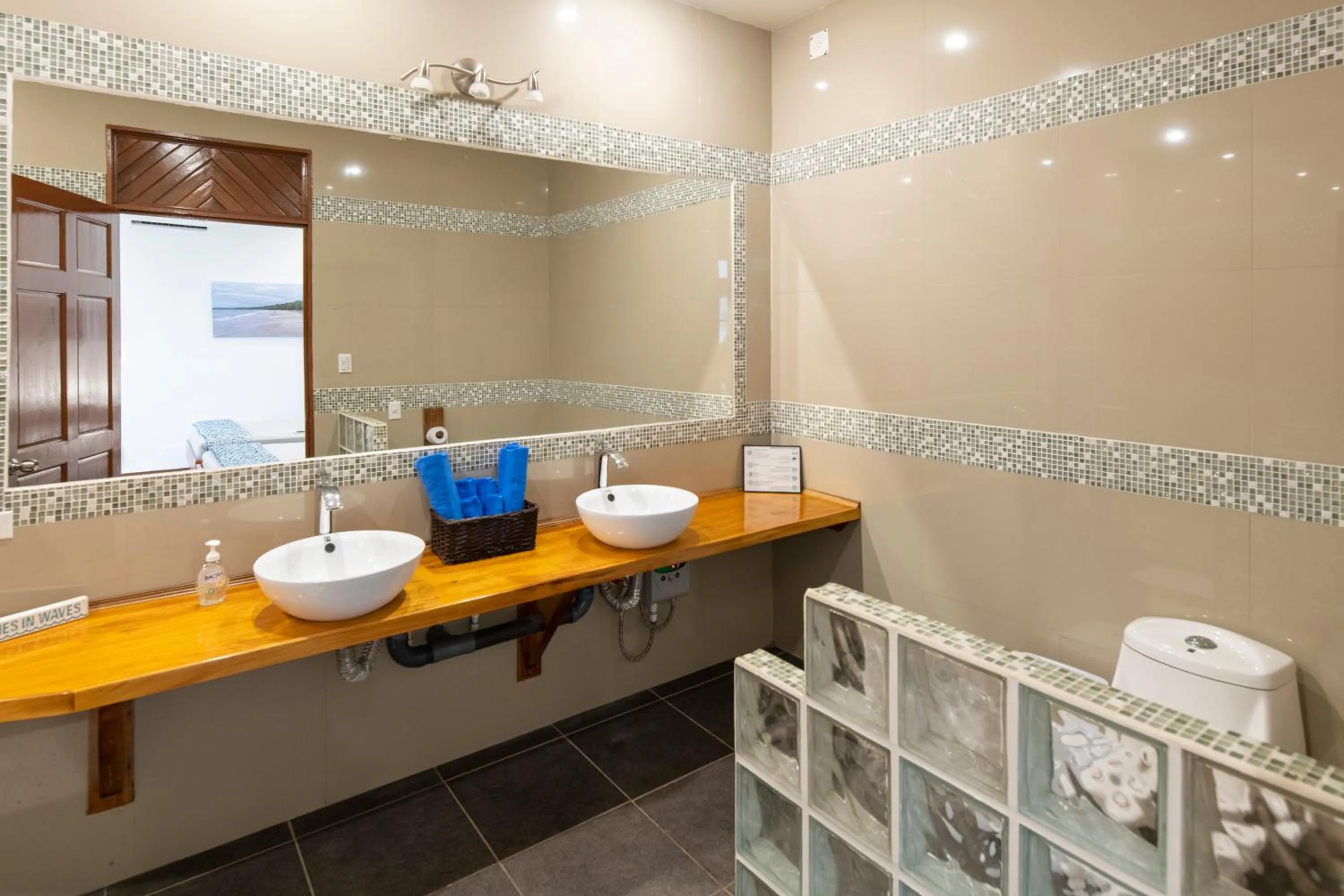 Shower in Pangea Lodge with Shared Pool at the Heart of Manzanillo