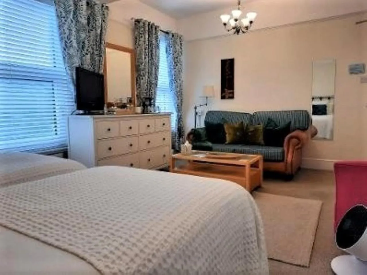 Bedroom, Bed in The Swallows B and B