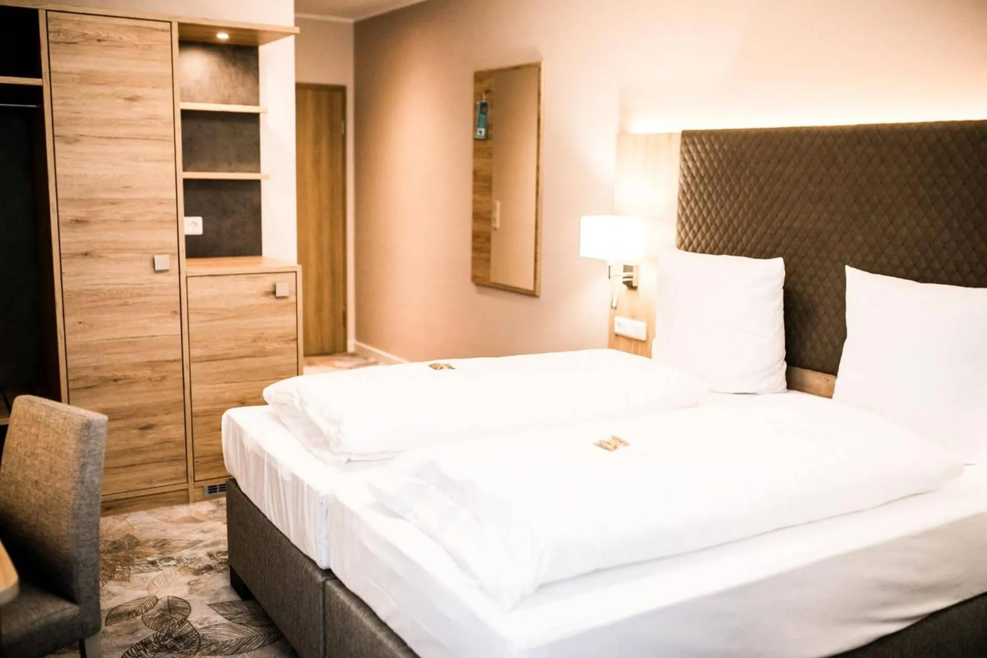 Photo of the whole room, Bed in Wiechmanns Weserhotel