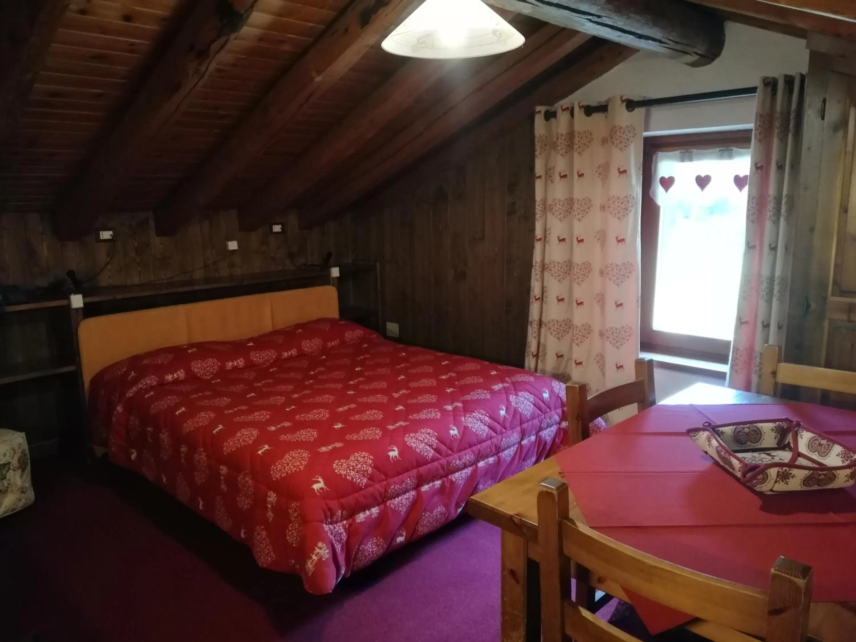 Photo of the whole room, Bed in Residence Pavou