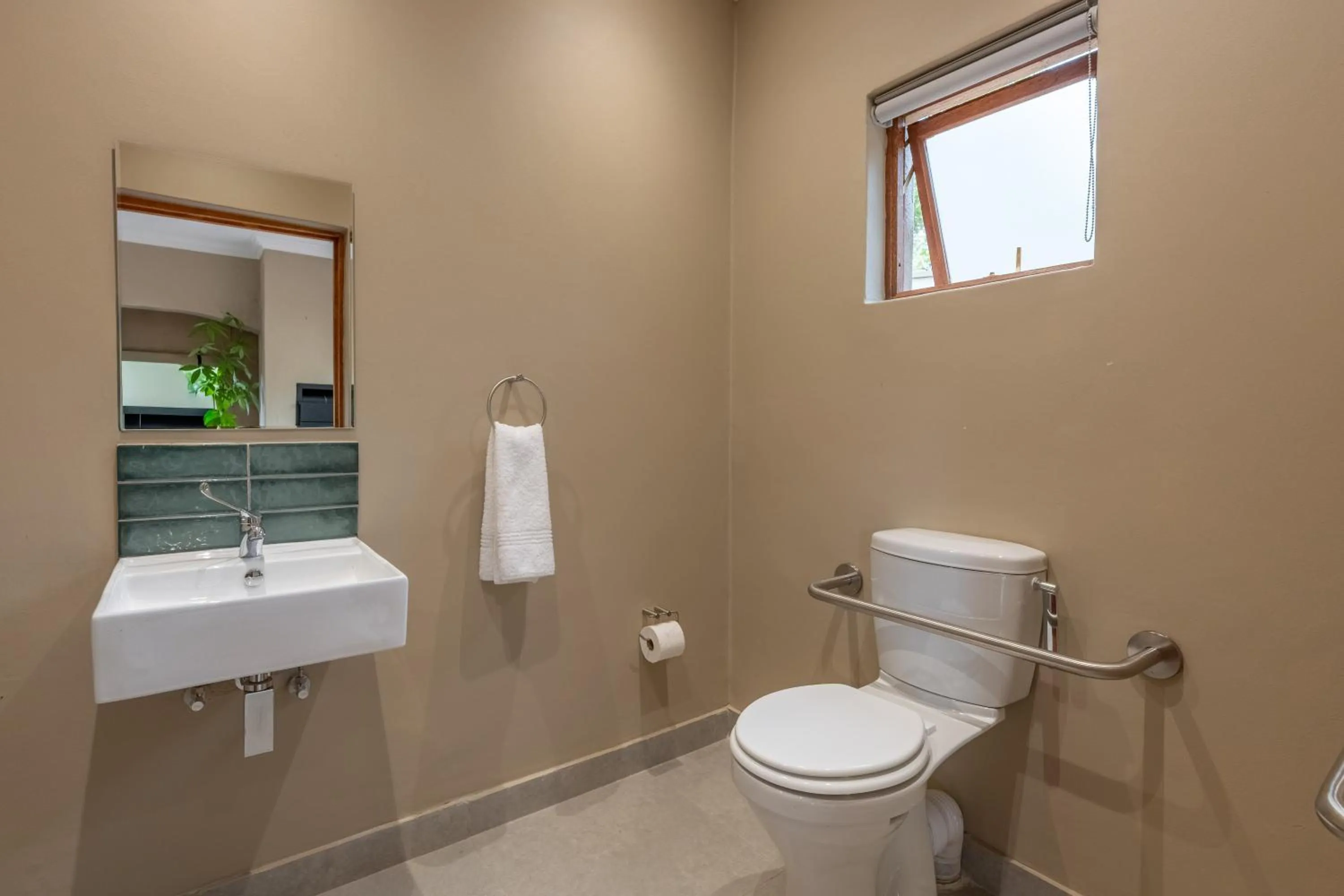 Bushbaby Valley Lodge