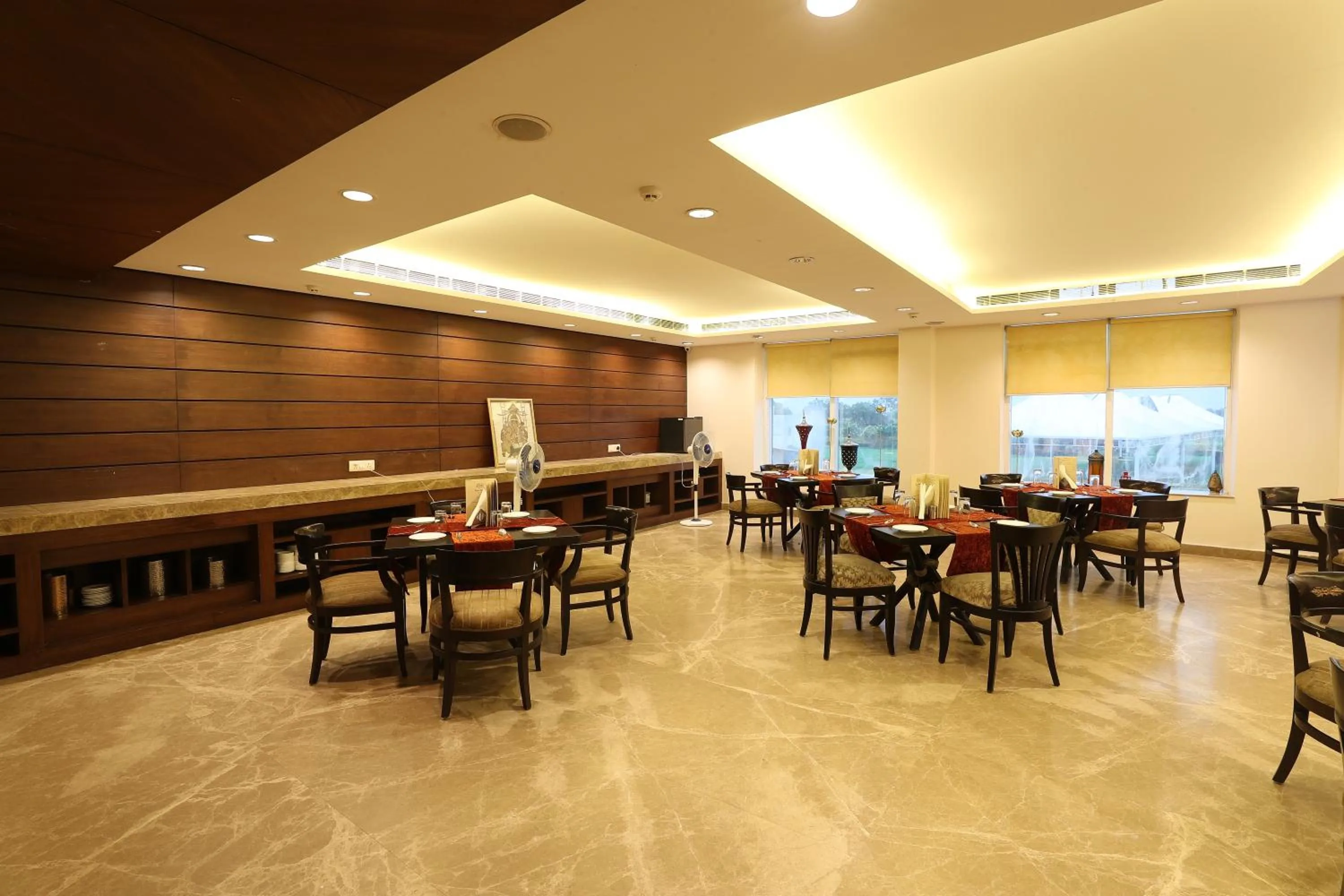 Restaurant/places to eat in Tivoli Royal Palace