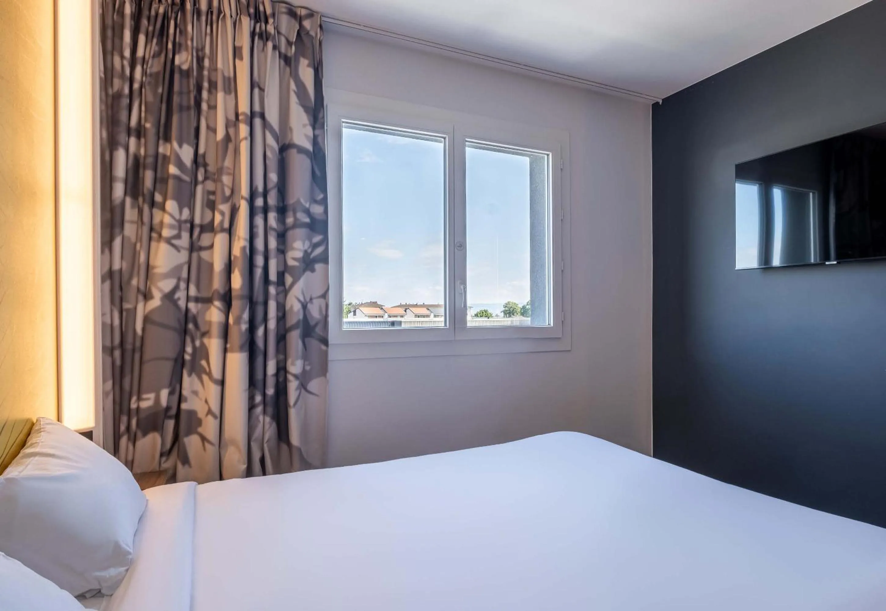 Bedroom, Bed in B&B HOTEL Evian Publier