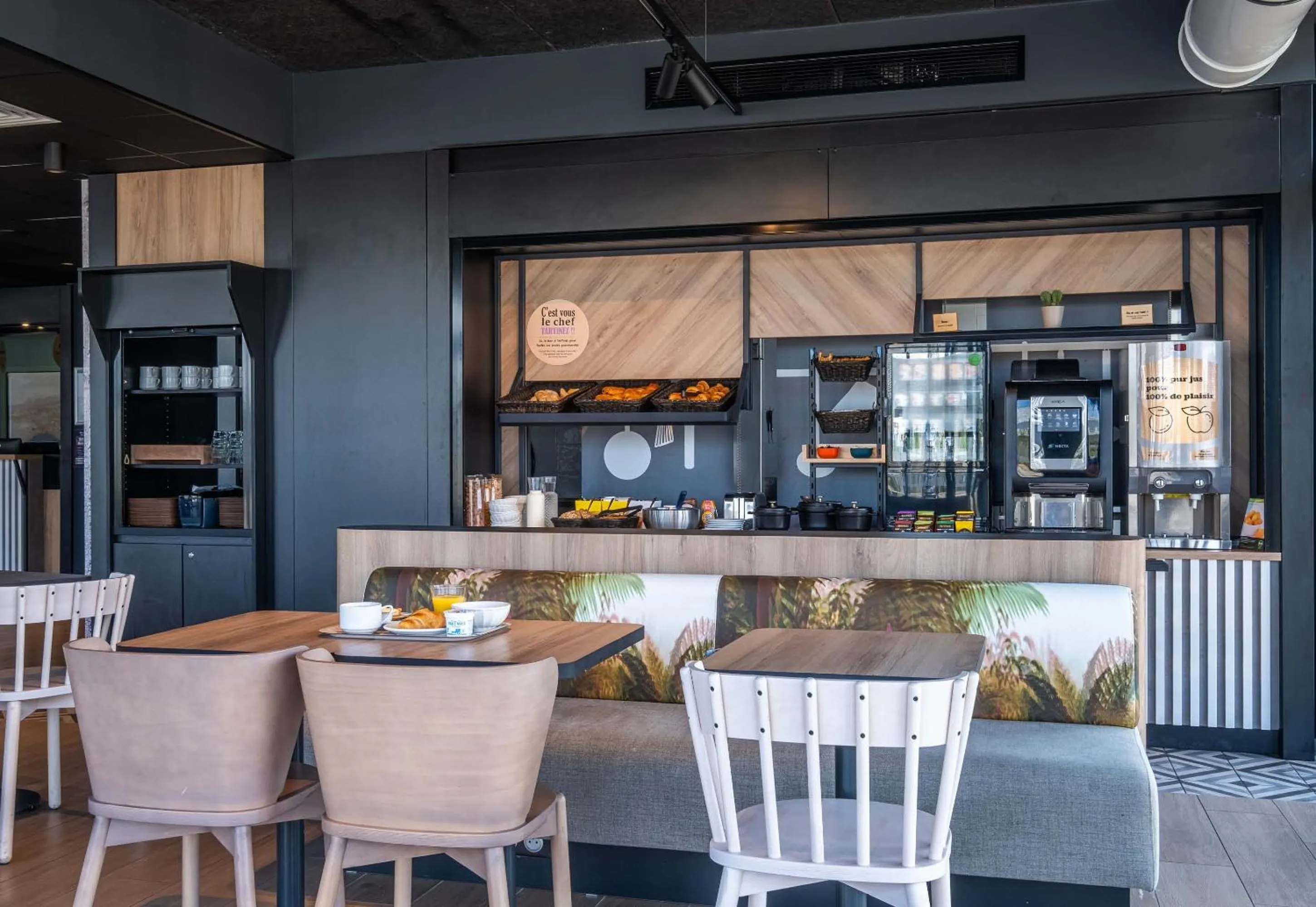 Restaurant/places to eat in B&B HOTEL Evian Publier