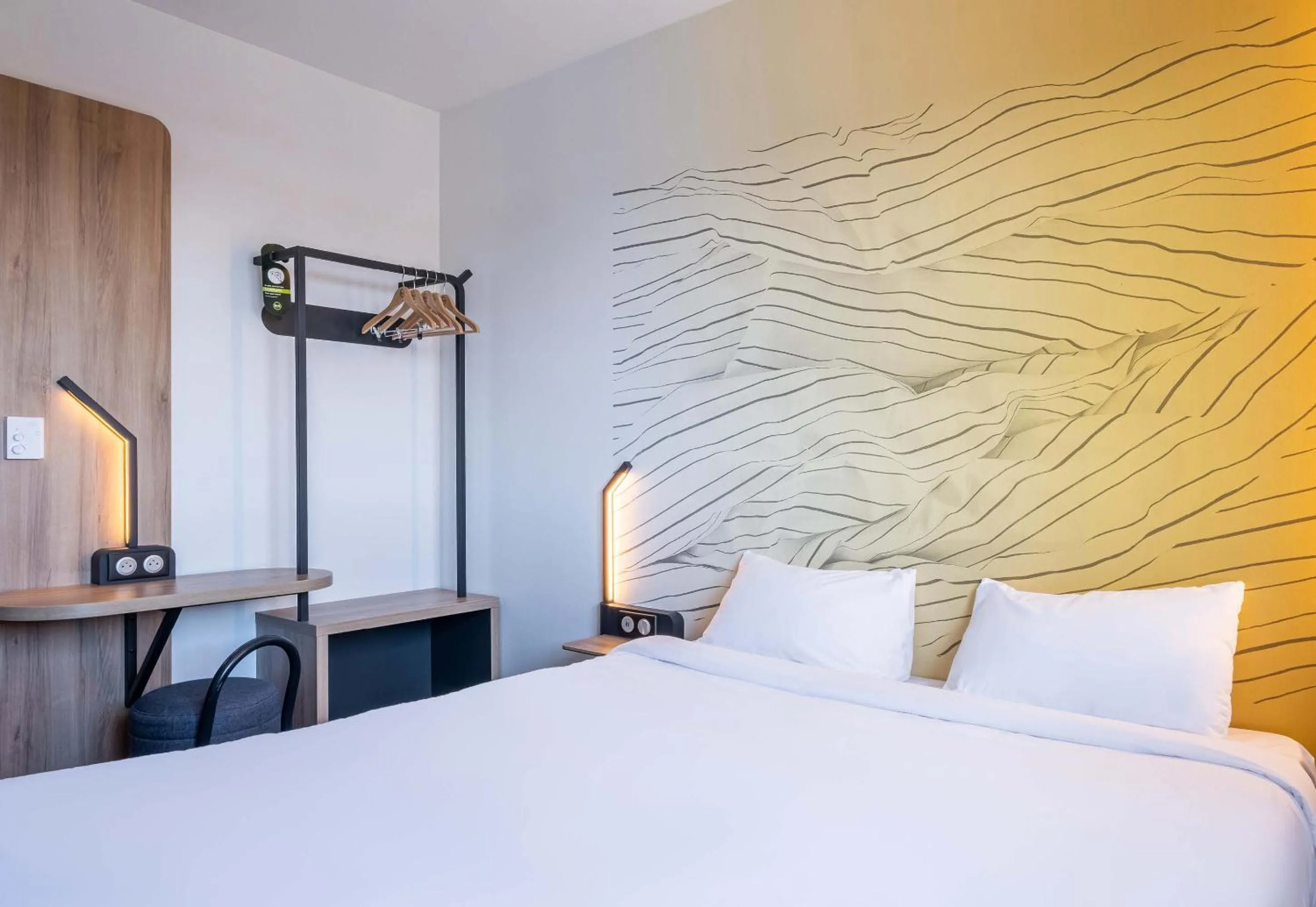 Bedroom, Bed in B&B HOTEL Evian Publier