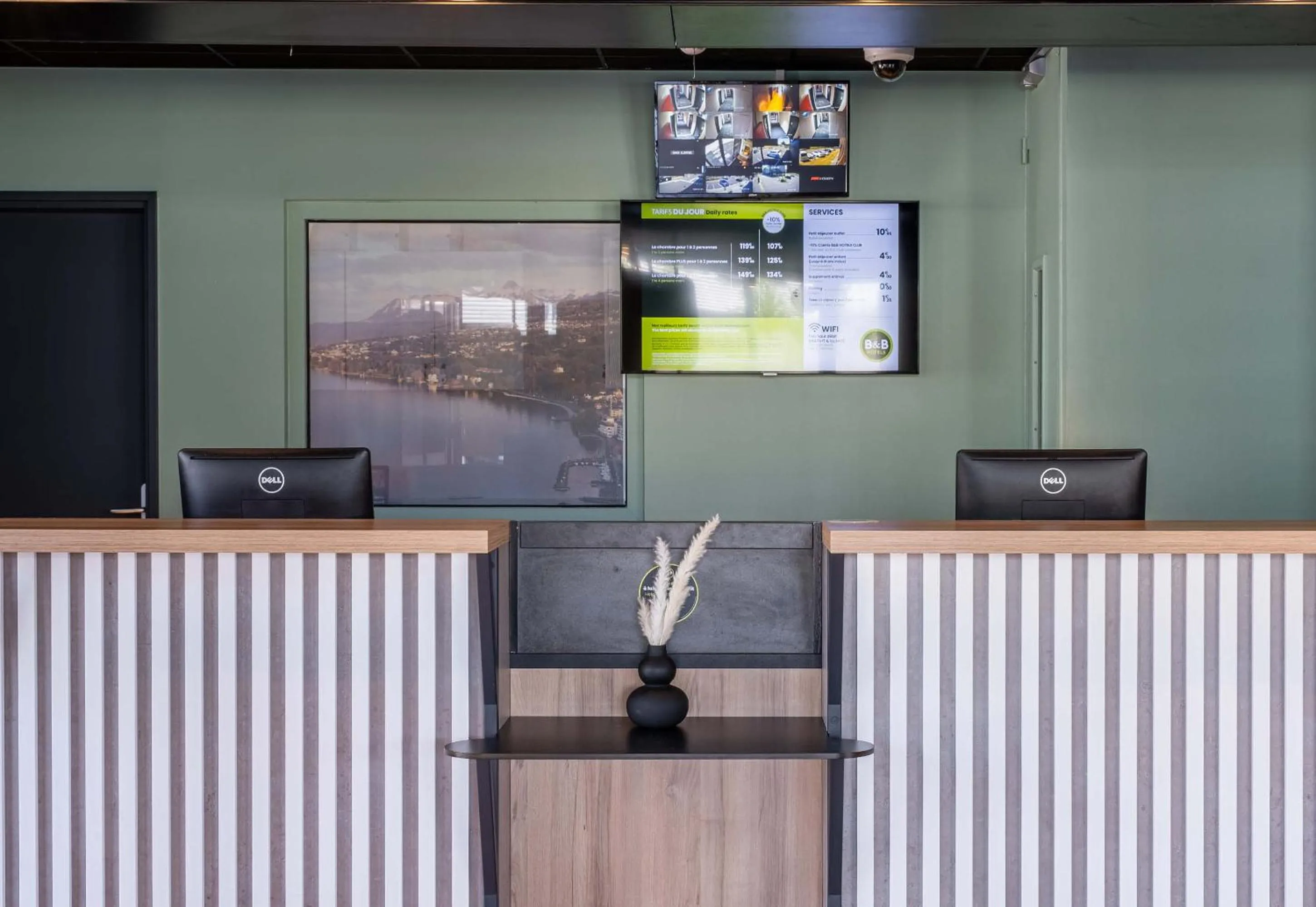 Lobby or reception in B&B HOTEL Evian Publier