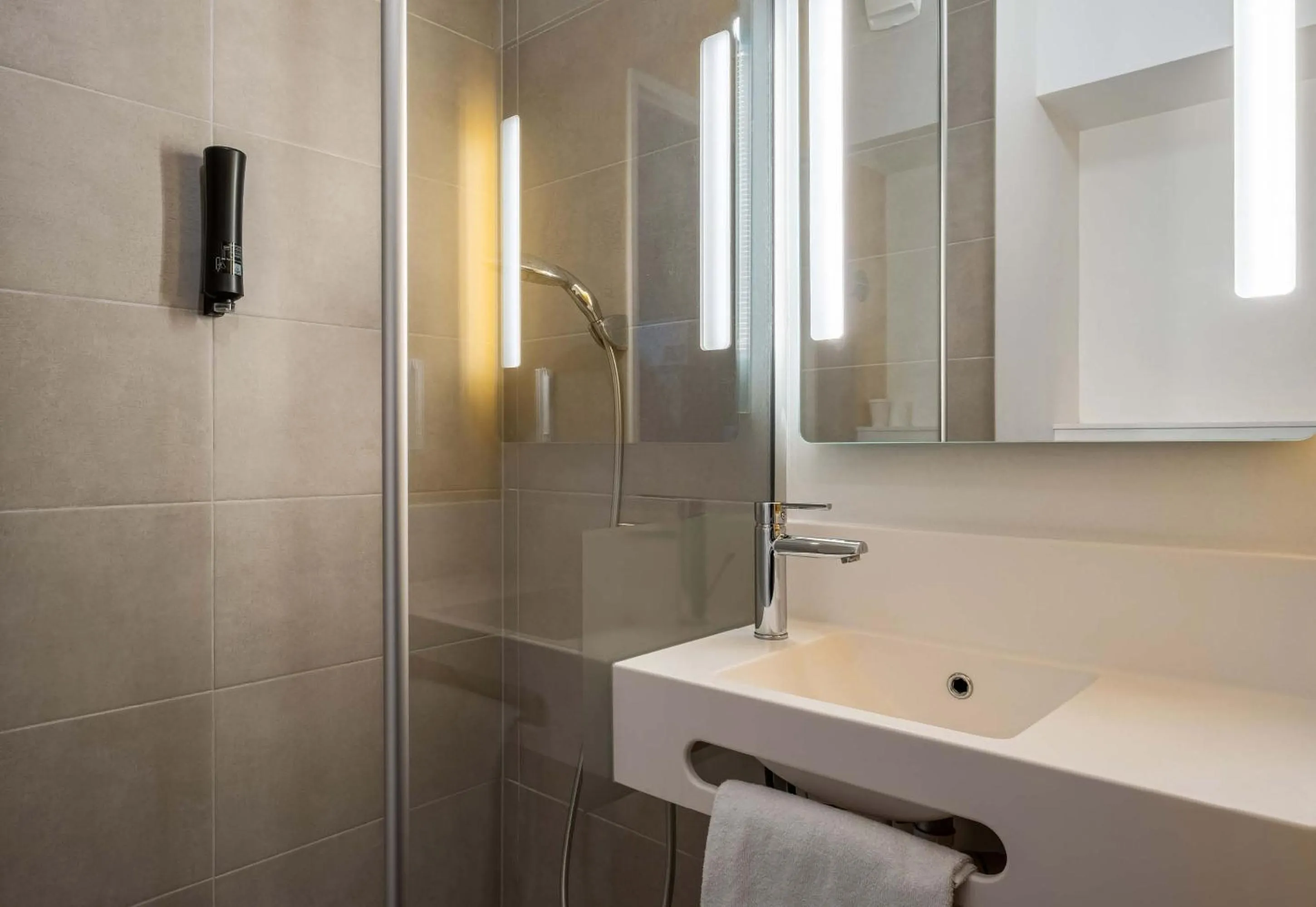 Bathroom in B&B HOTEL Evian Publier