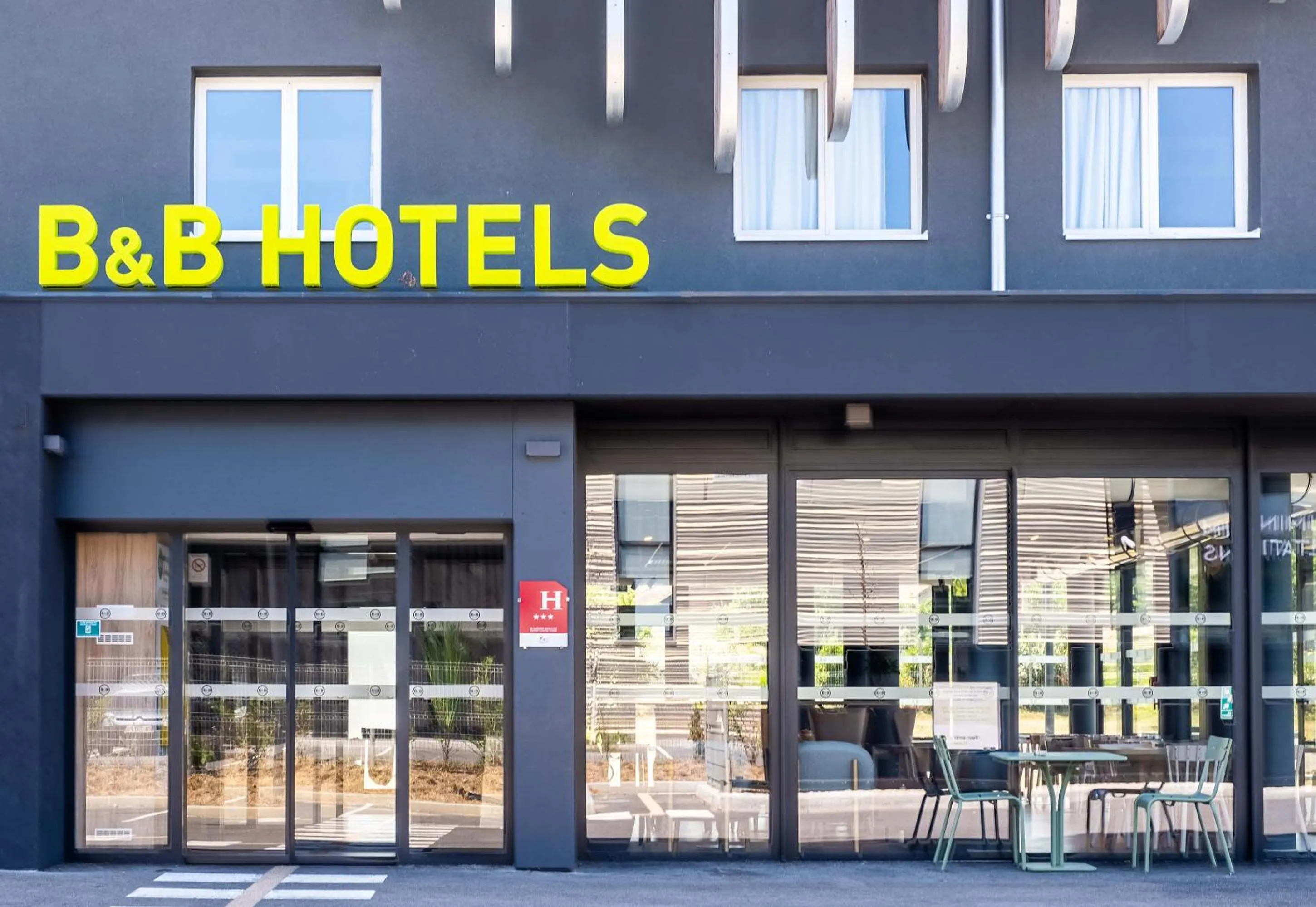 Facade/entrance in B&B HOTEL Evian Publier