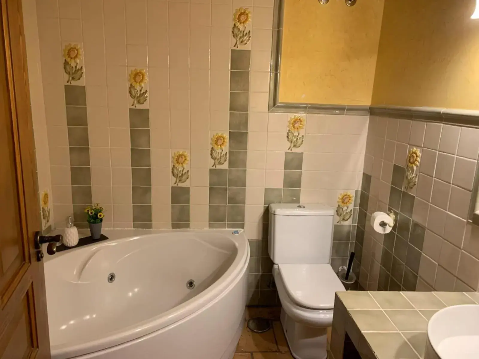 Deluxe Double or Twin Room with Spa Bath in Posada Restaurante Fuenteplateada Deluxe Double or Twin Room with Spa Bath in Posada Restaurante Fuenteplateada