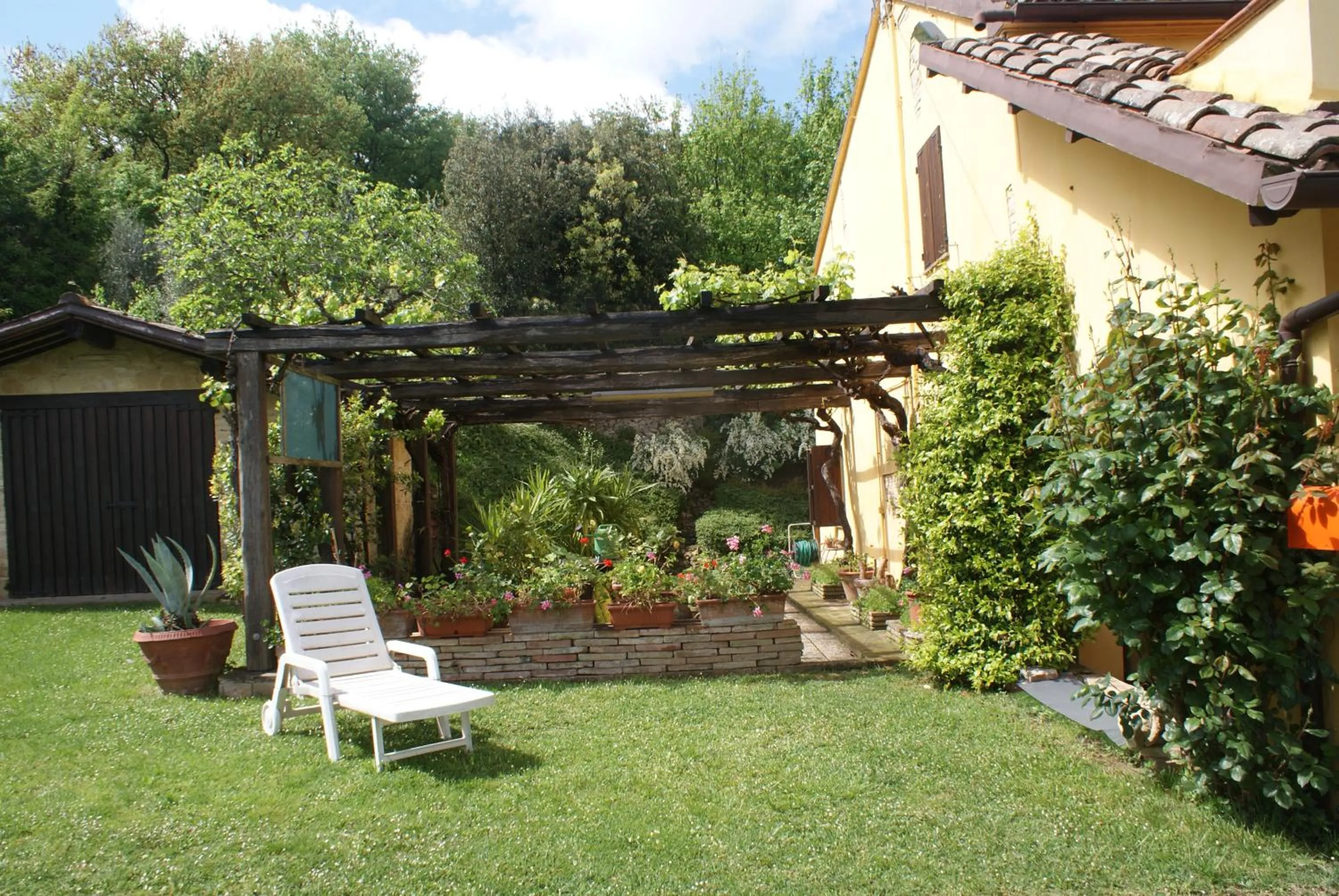 Garden view in B&B Salvarosa