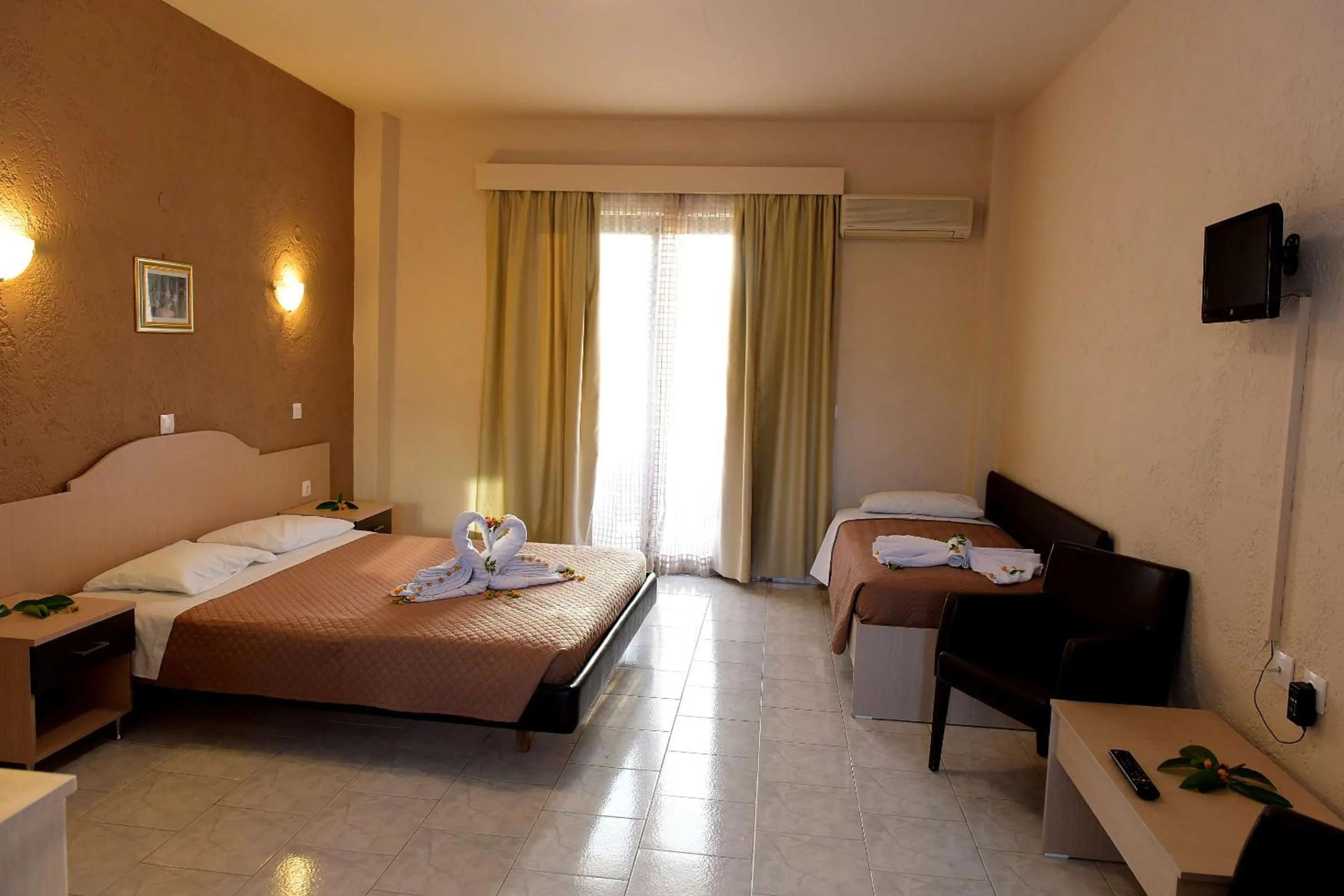 Photo of the whole room, Bed in Santa Helena Hotel