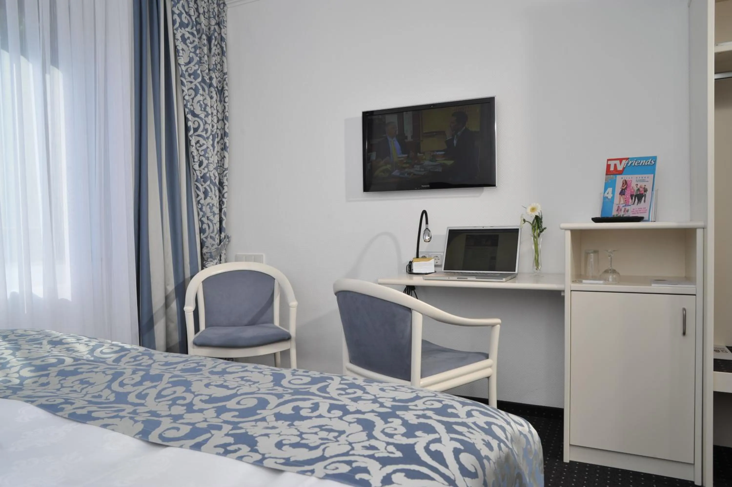 Seating area, Bed in Hotel Spiegel