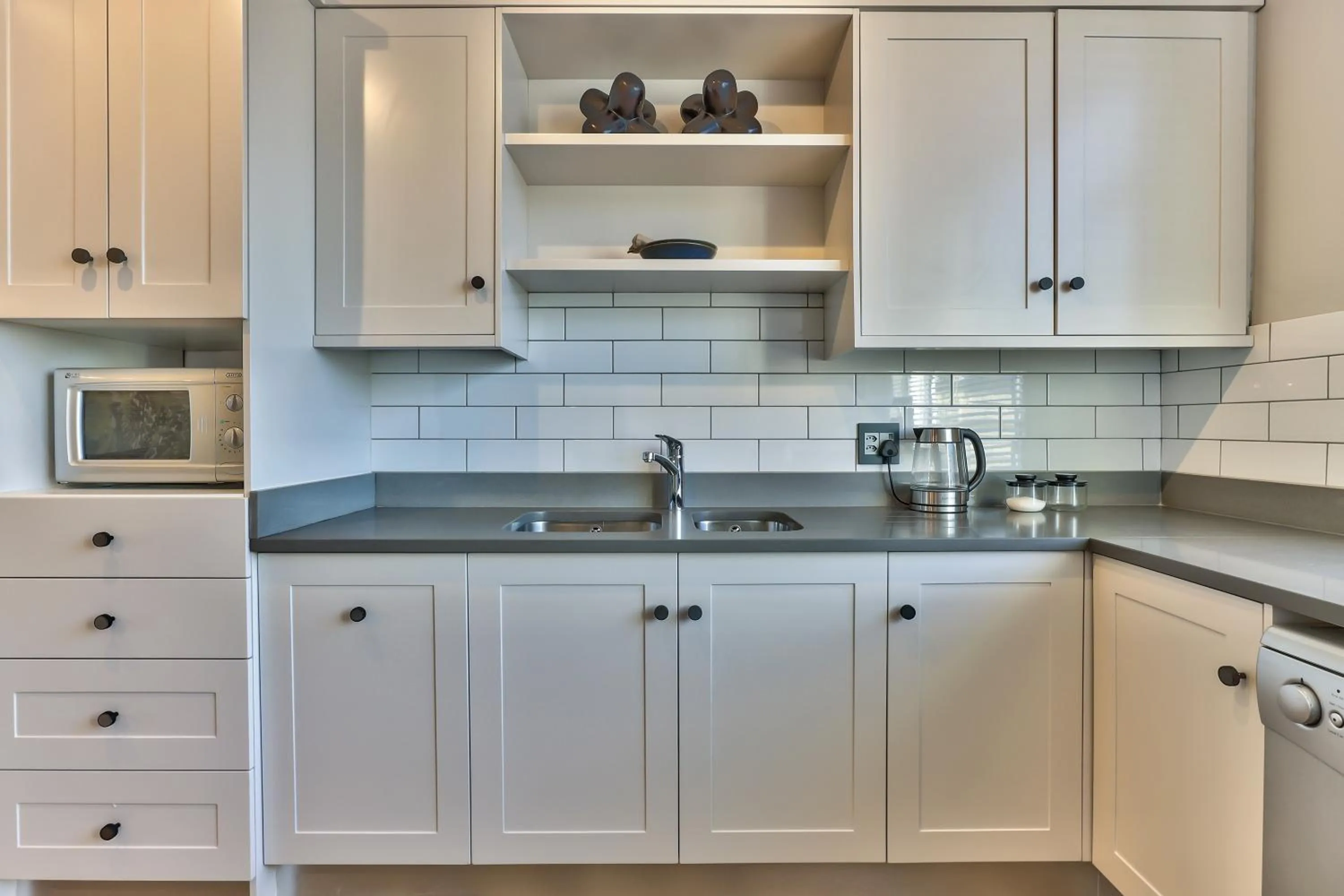 Kitchen or kitchenette in 437 St Martini Gardens Apartments