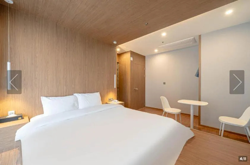 Bed in De Homme Hotel