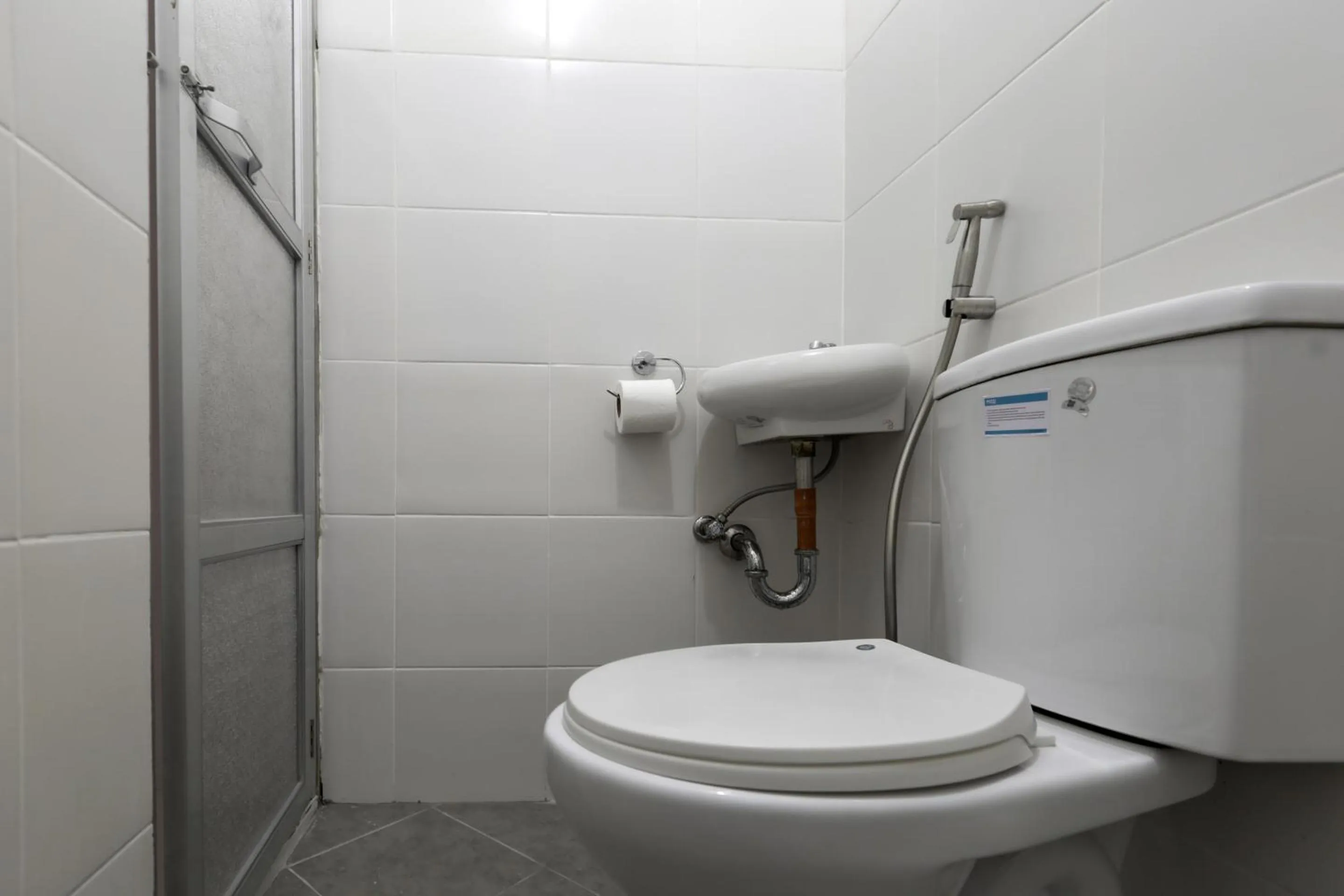 Bathroom in OYO 736 Jade Apartelle