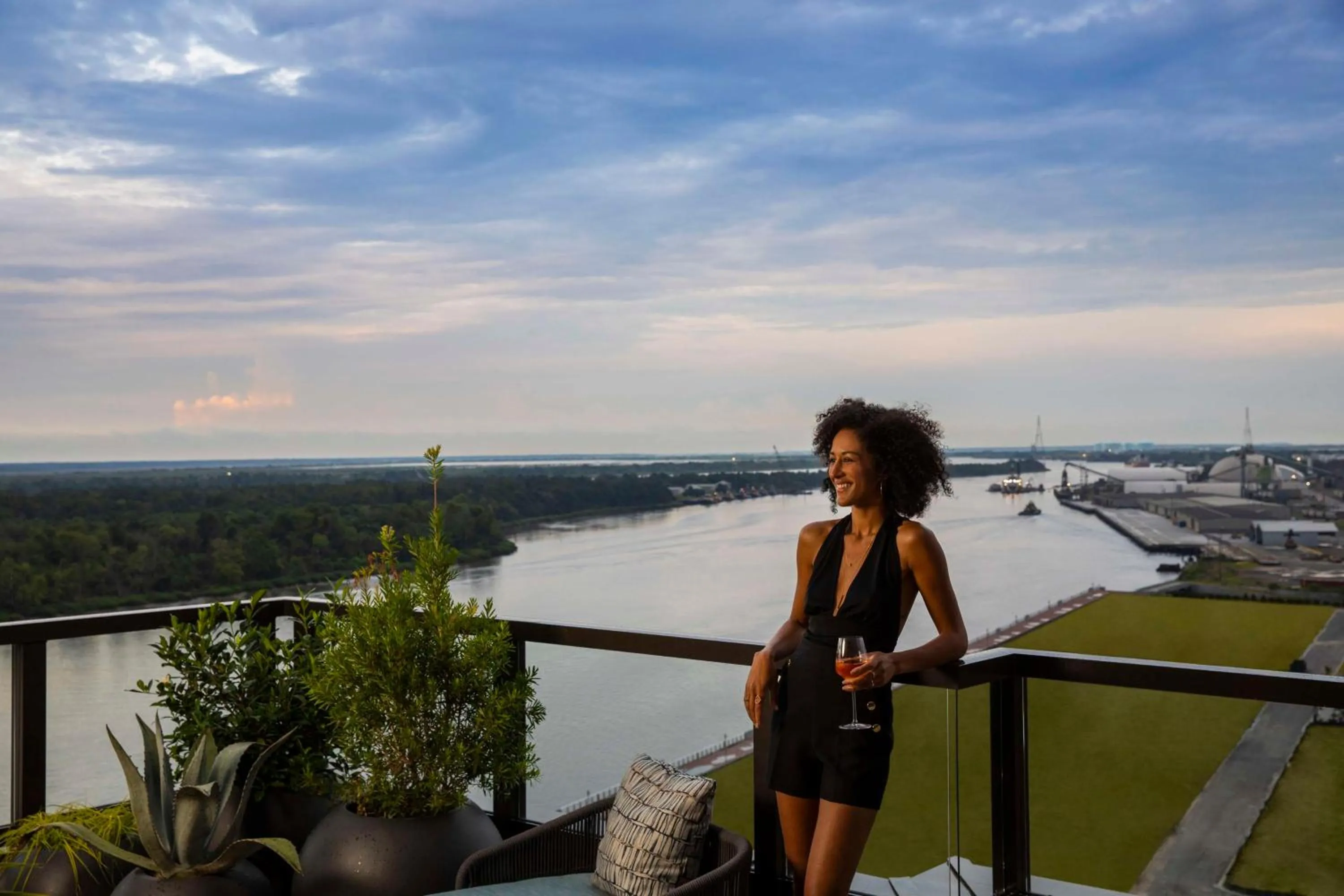 Lounge or bar in Thompson Savannah, by Hyatt