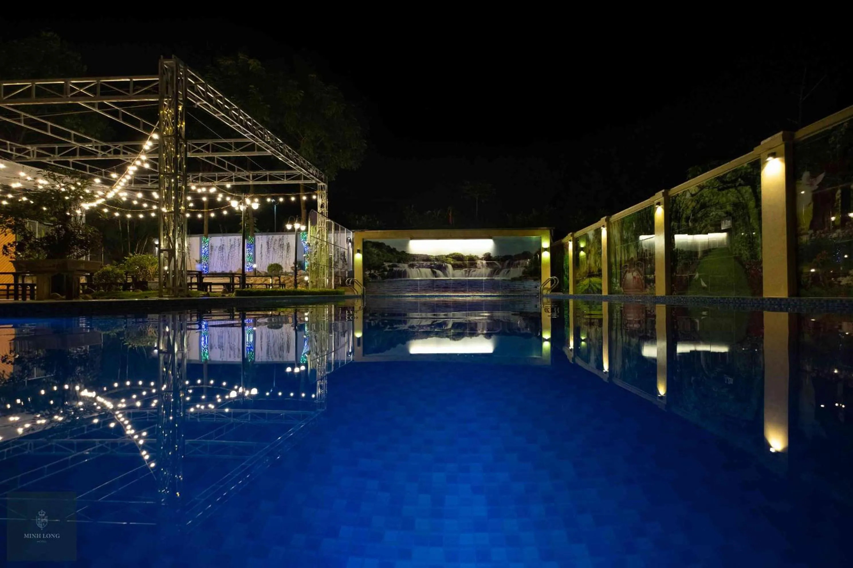 Swimming pool in Minh Long Hotel