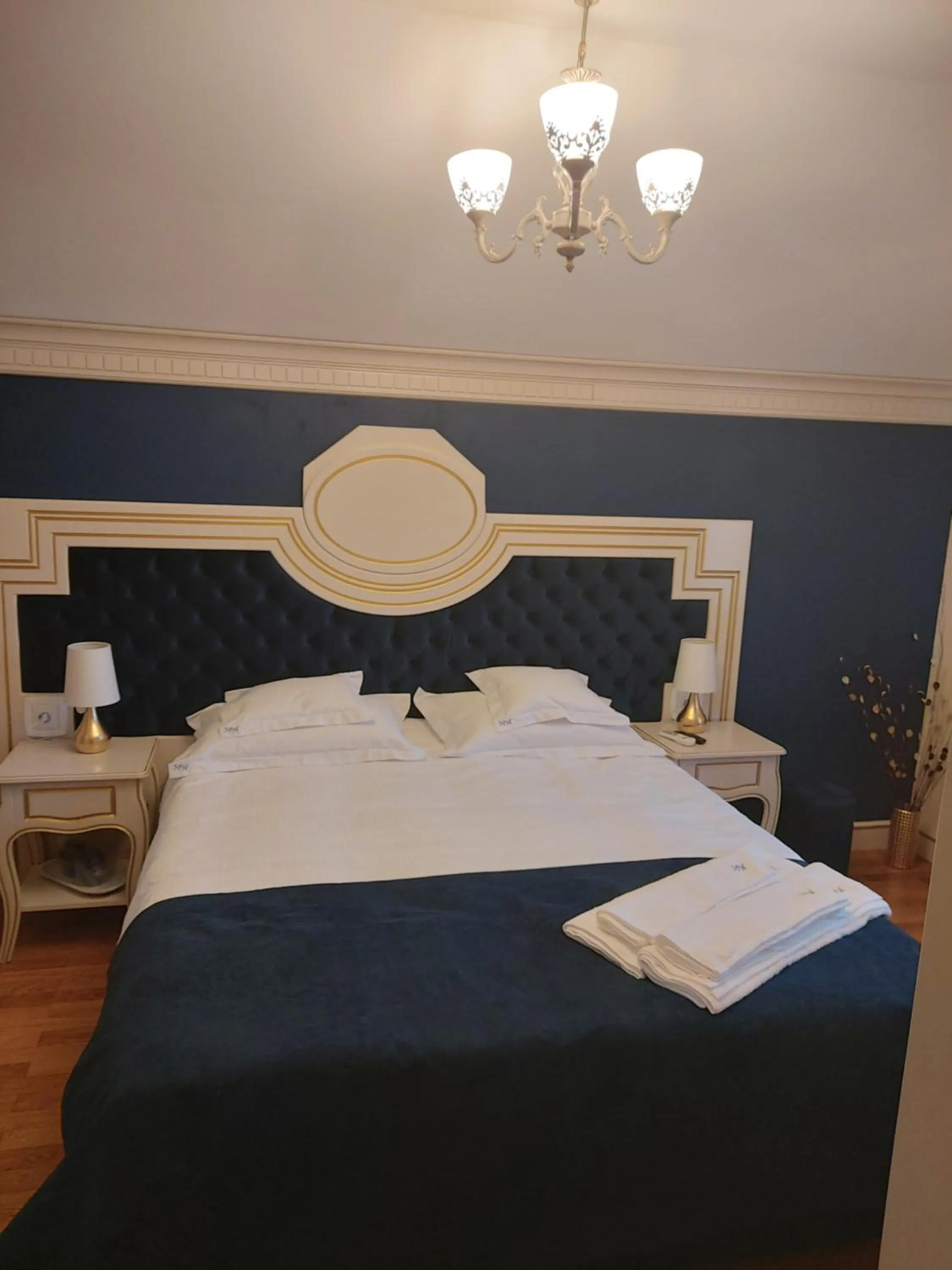 Deluxe Double Room with Bath - single occupancy in Sky Park Home