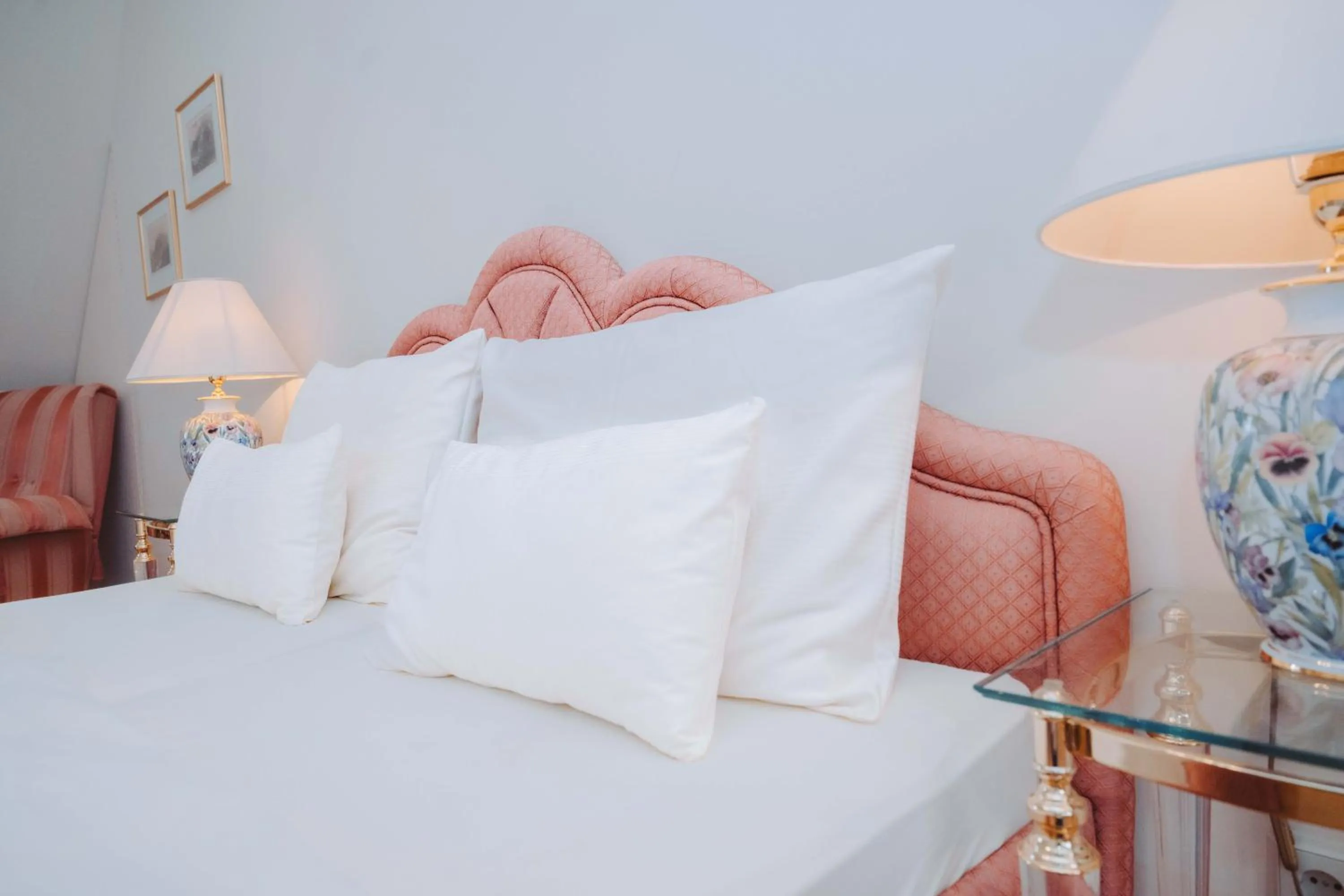 Photo of the whole room, Bed in Hotel Schloss Dürnstein