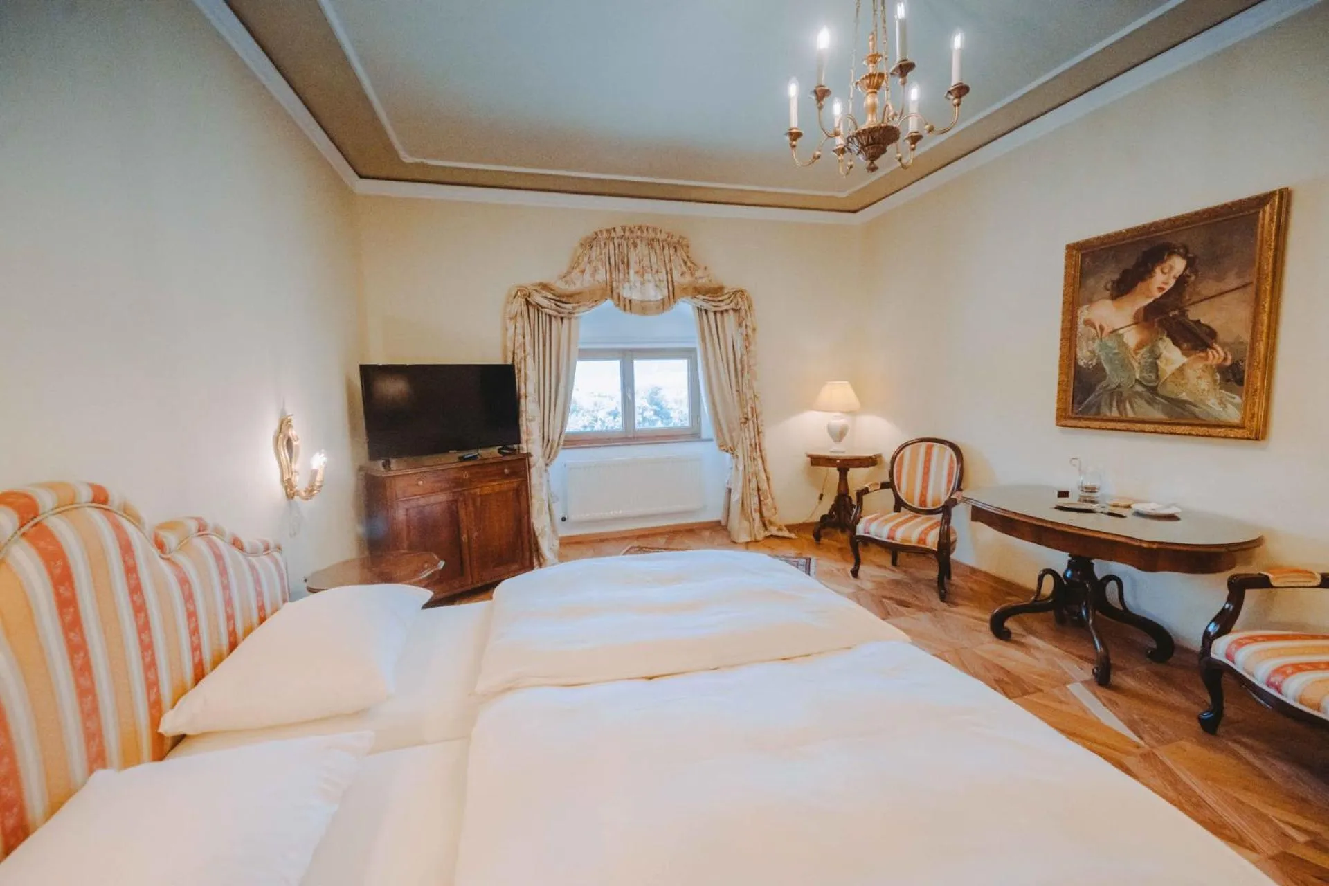 Photo of the whole room, Bed in Hotel Schloss Dürnstein