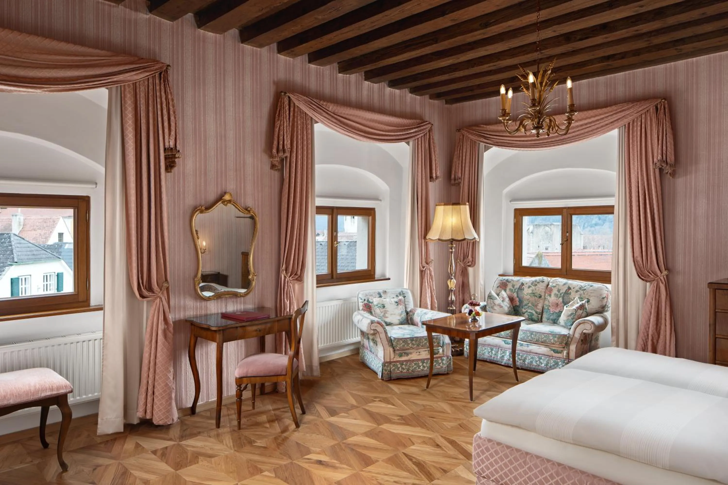 Photo of the whole room, Bed in Hotel Schloss Dürnstein