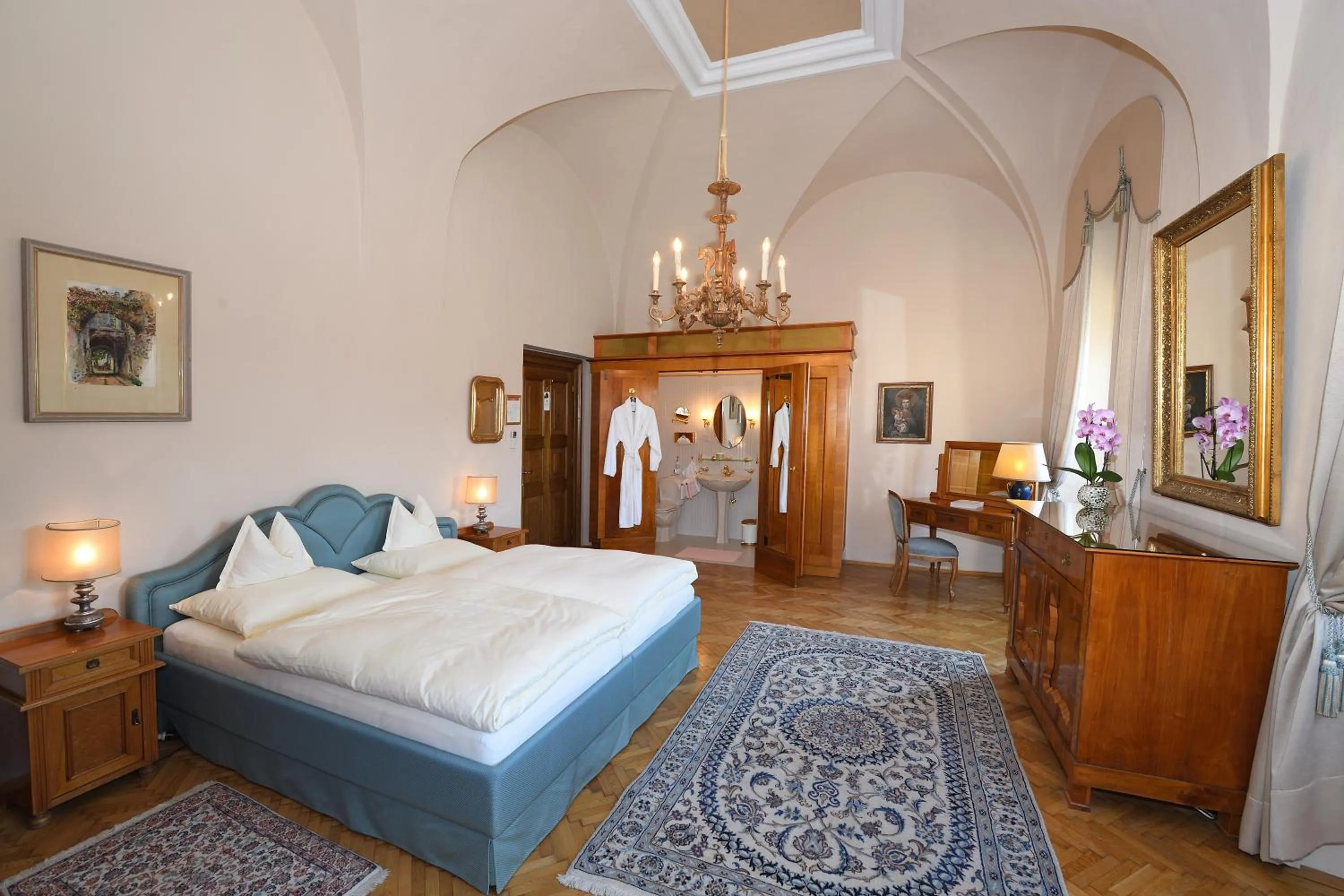 Photo of the whole room, Bed in Hotel Schloss Dürnstein