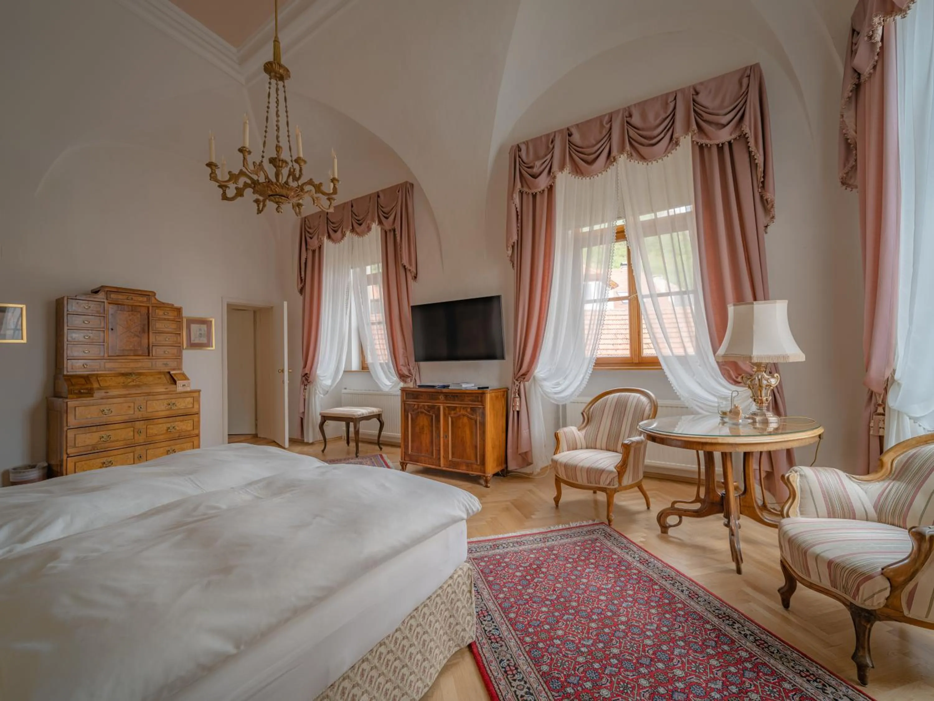 Photo of the whole room, Bed in Hotel Schloss Dürnstein
