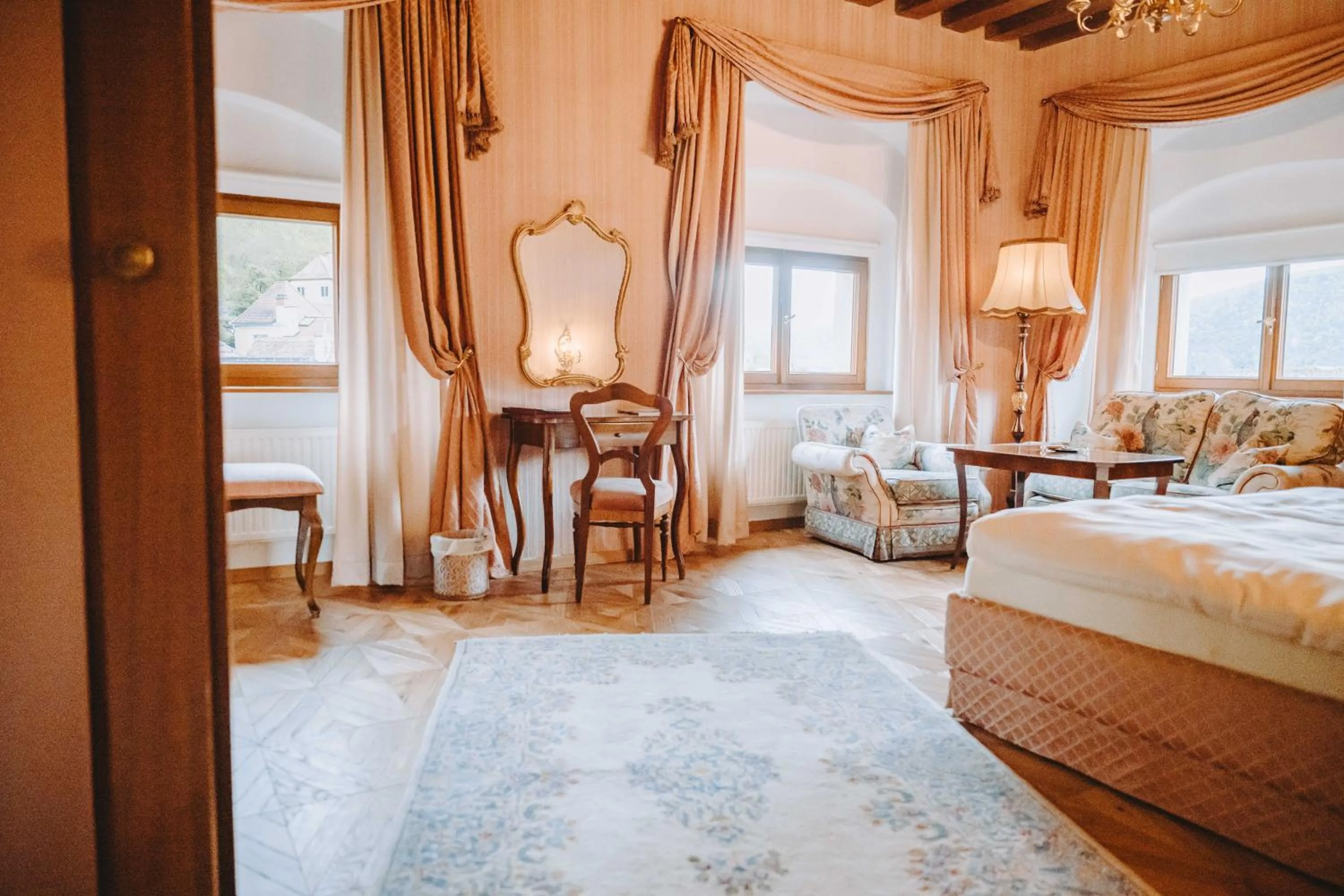 Photo of the whole room, Bed in Hotel Schloss Dürnstein