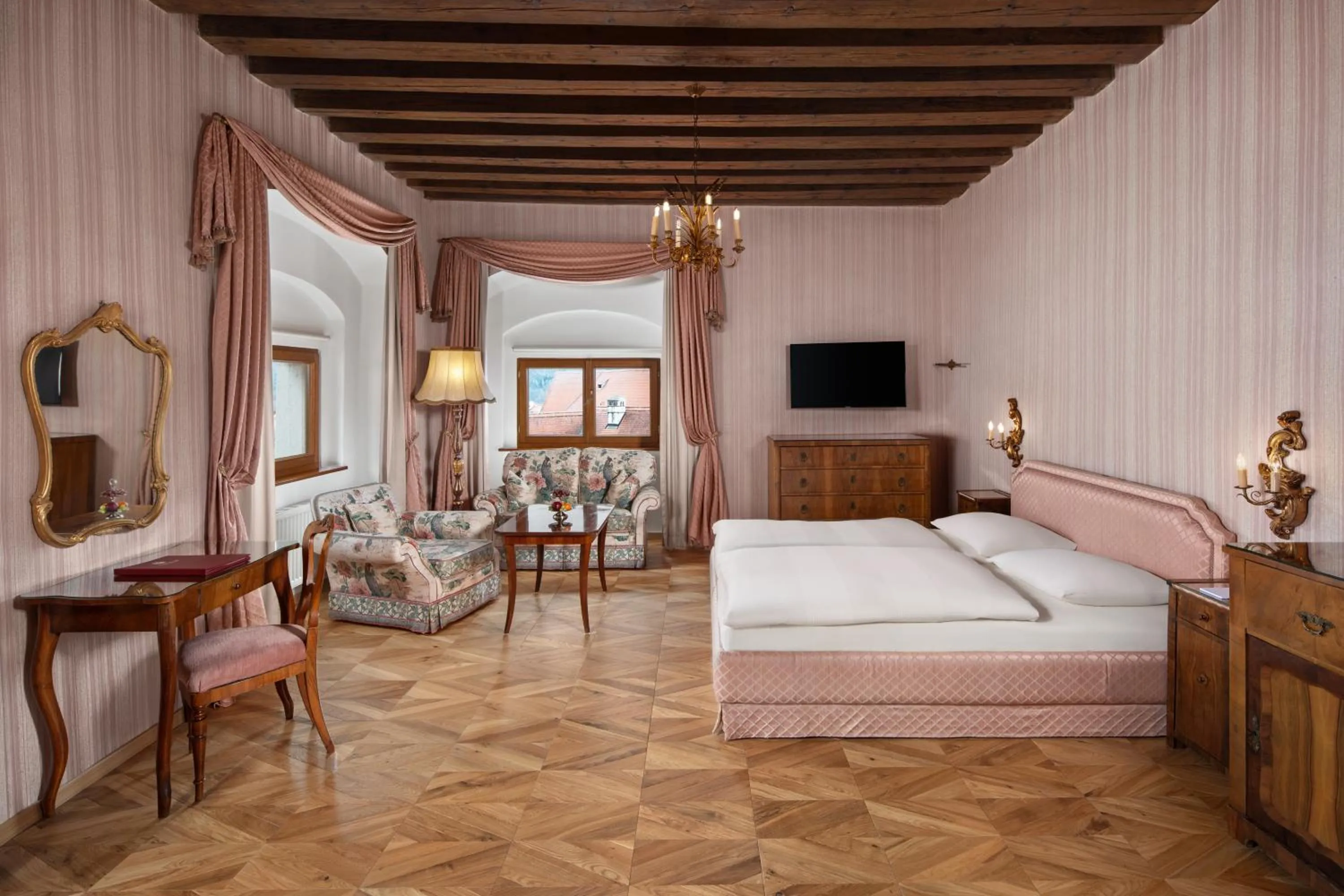 Photo of the whole room, Bed in Hotel Schloss Dürnstein