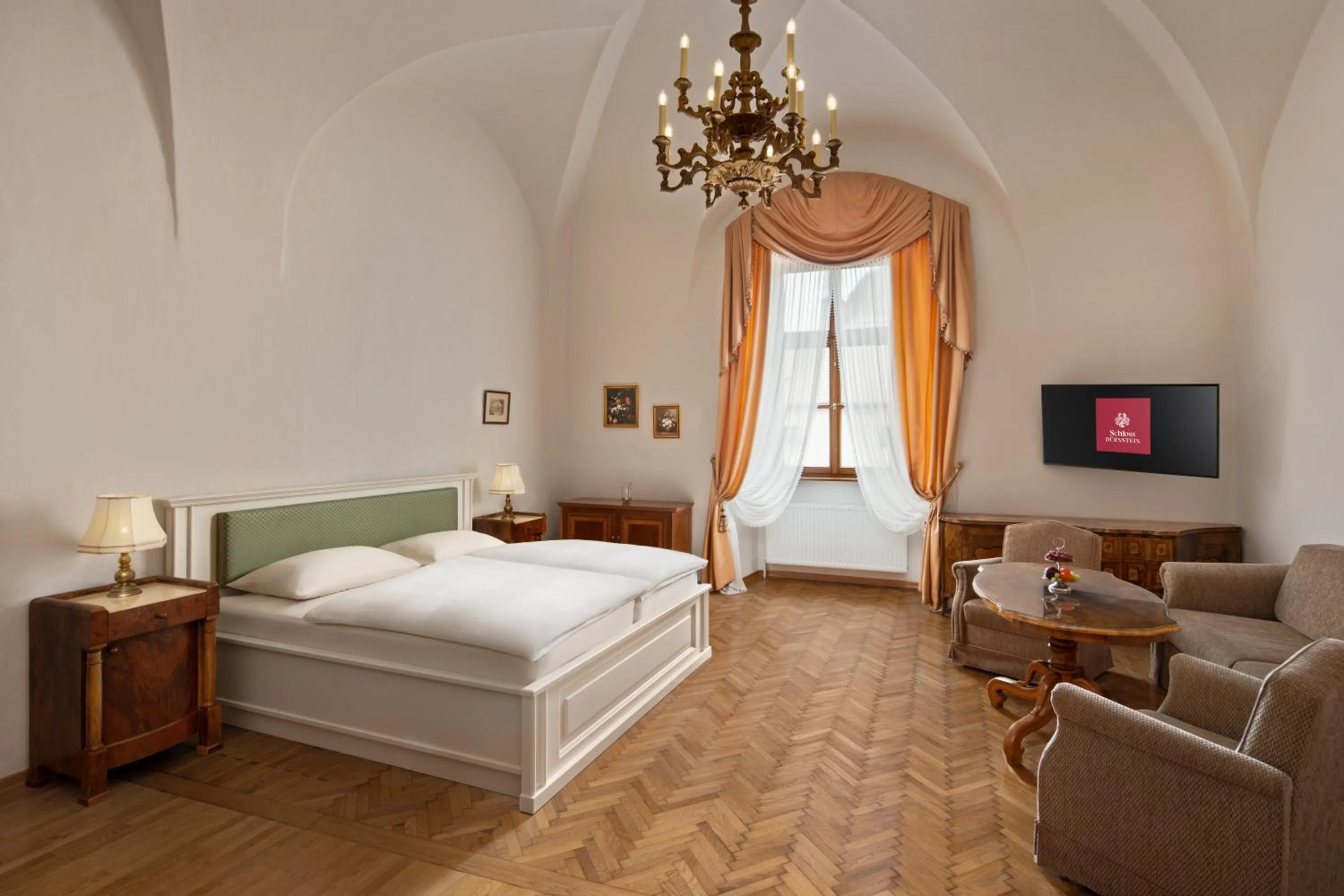 Photo of the whole room, Bed in Hotel Schloss Dürnstein