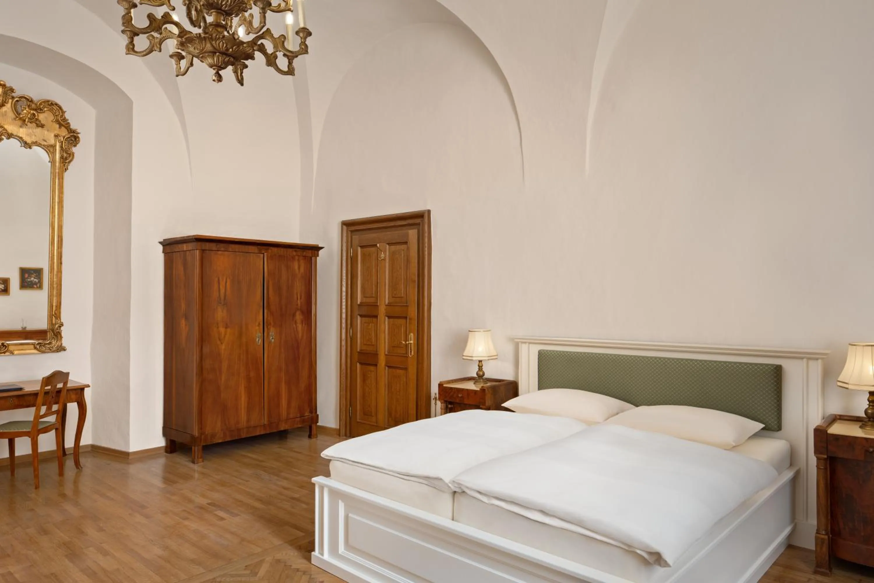 Photo of the whole room, Bed in Hotel Schloss Dürnstein