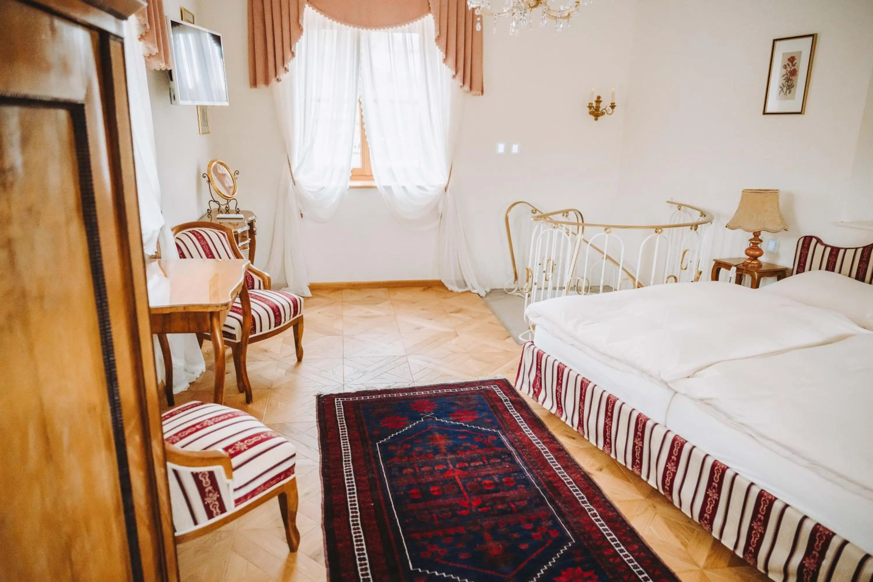 Photo of the whole room, Bed in Hotel Schloss Dürnstein