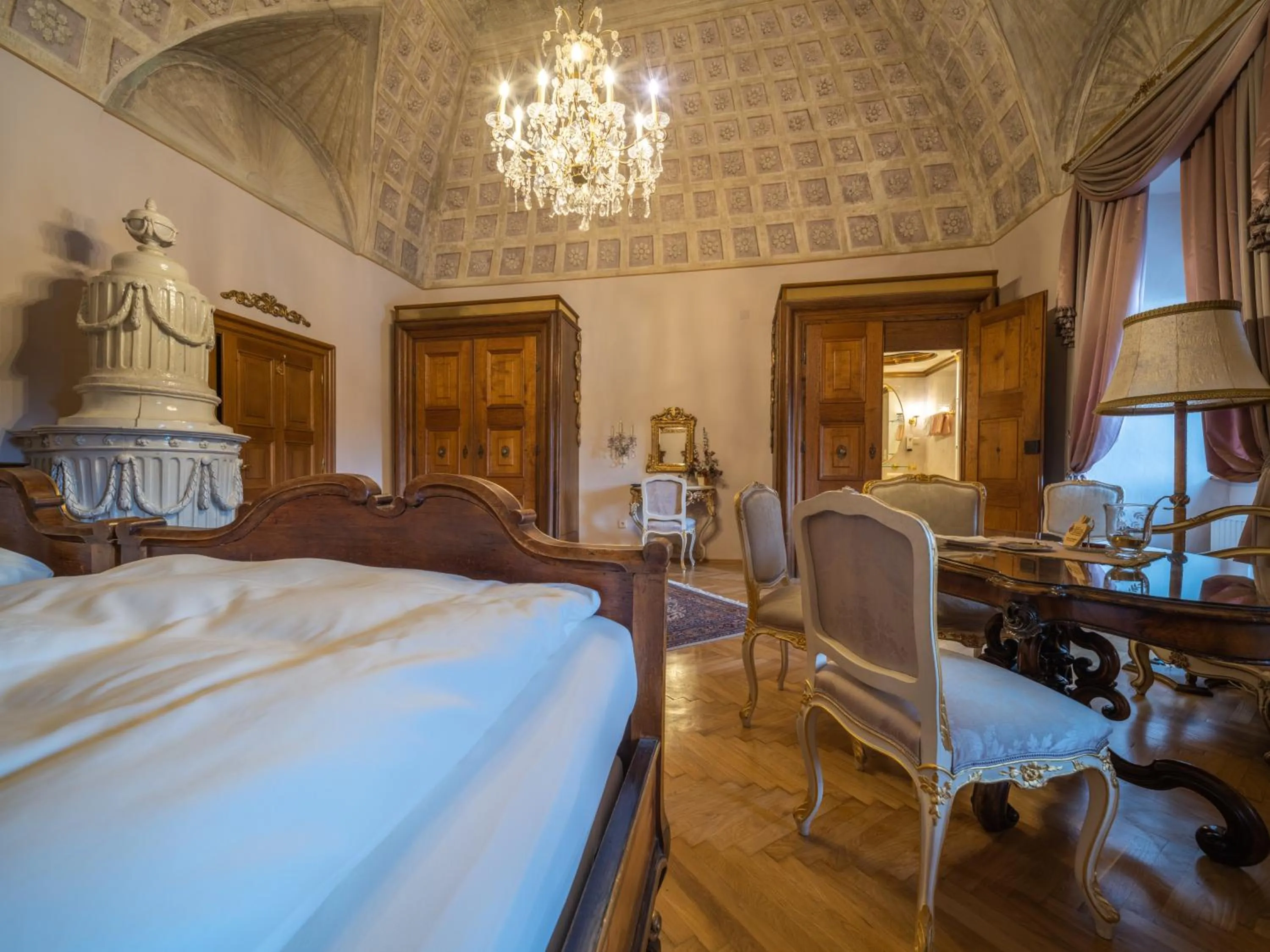 Photo of the whole room, Bed in Hotel Schloss Dürnstein