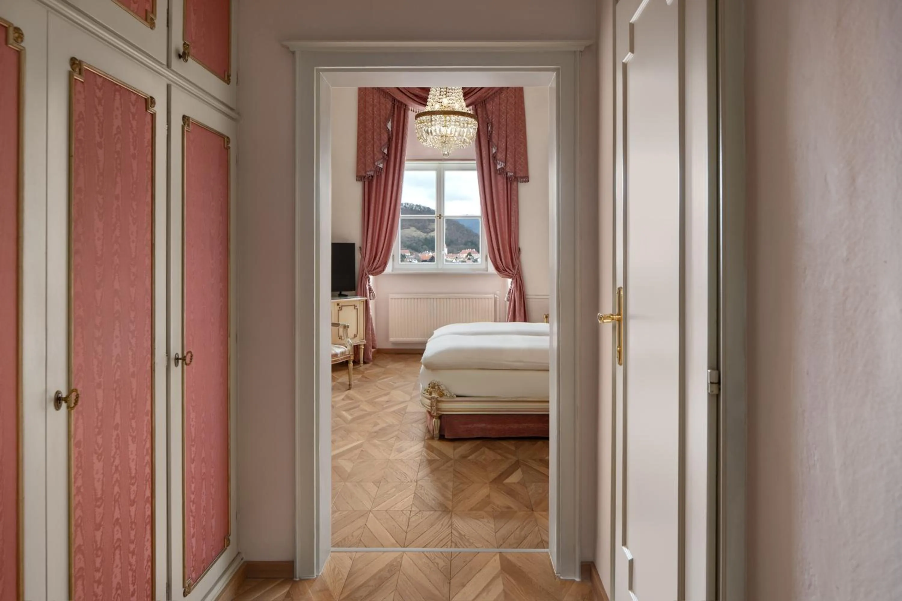 Photo of the whole room, Bed in Hotel Schloss Dürnstein