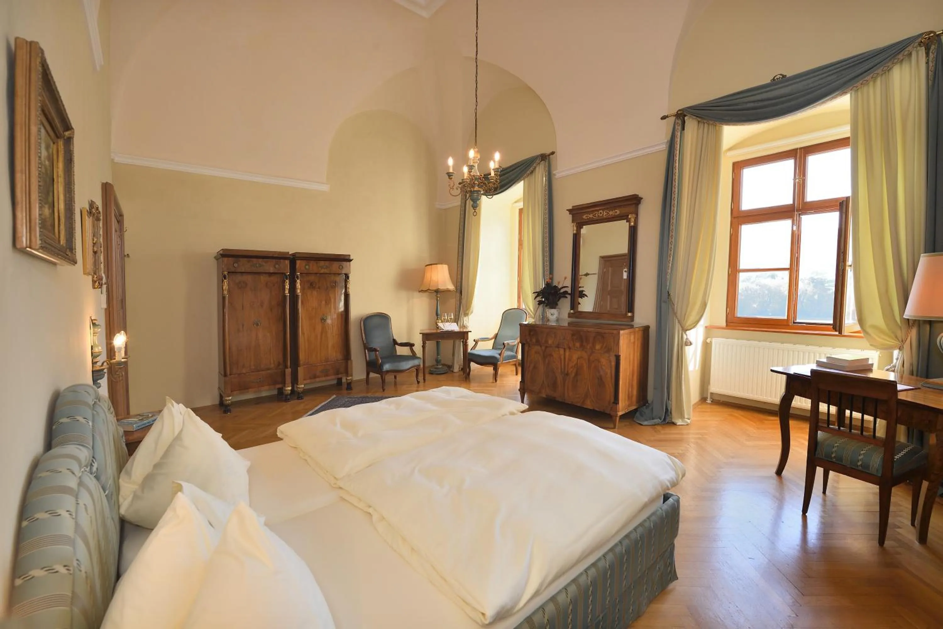Photo of the whole room, Bed in Hotel Schloss Dürnstein