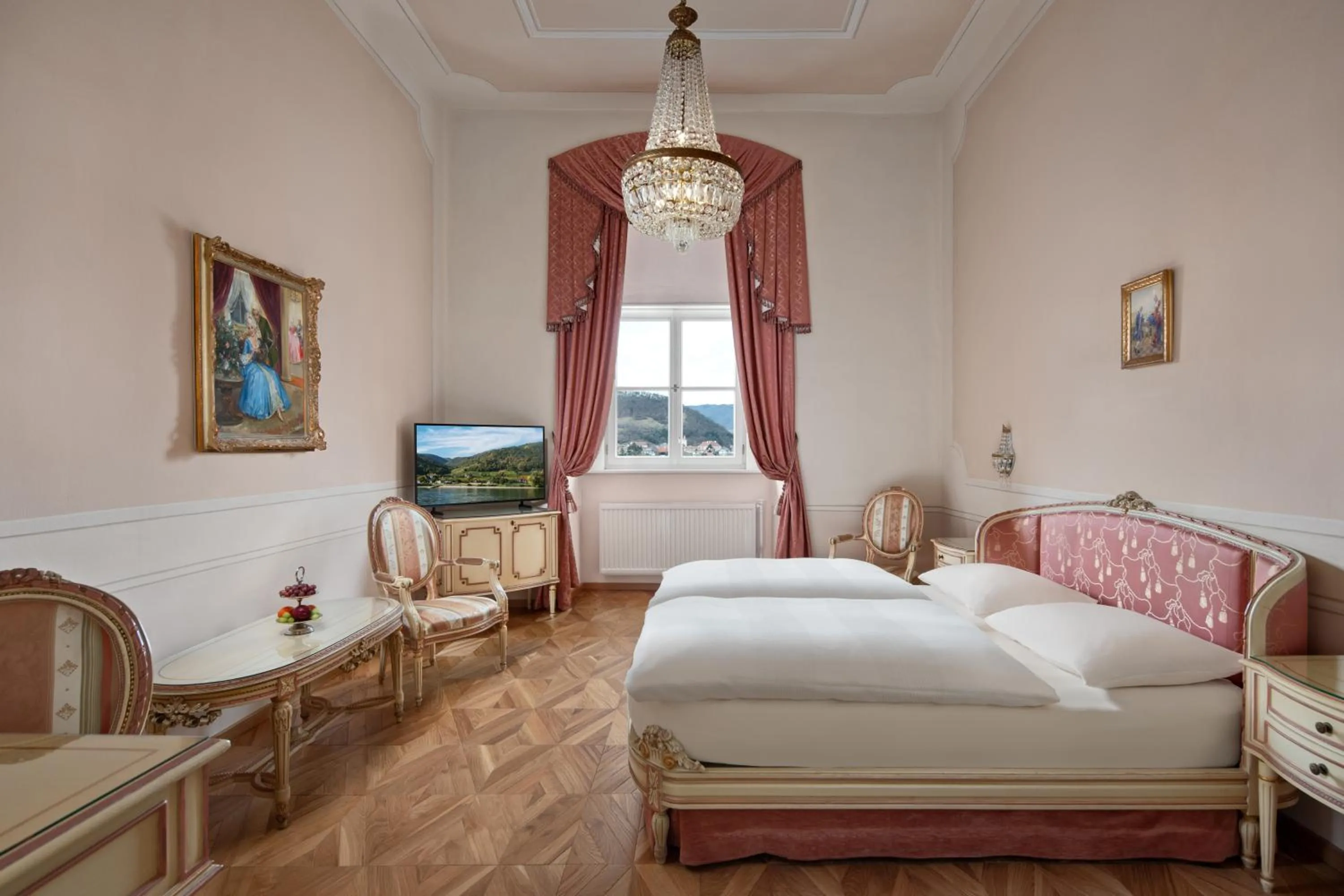 Photo of the whole room, Bed in Hotel Schloss Dürnstein