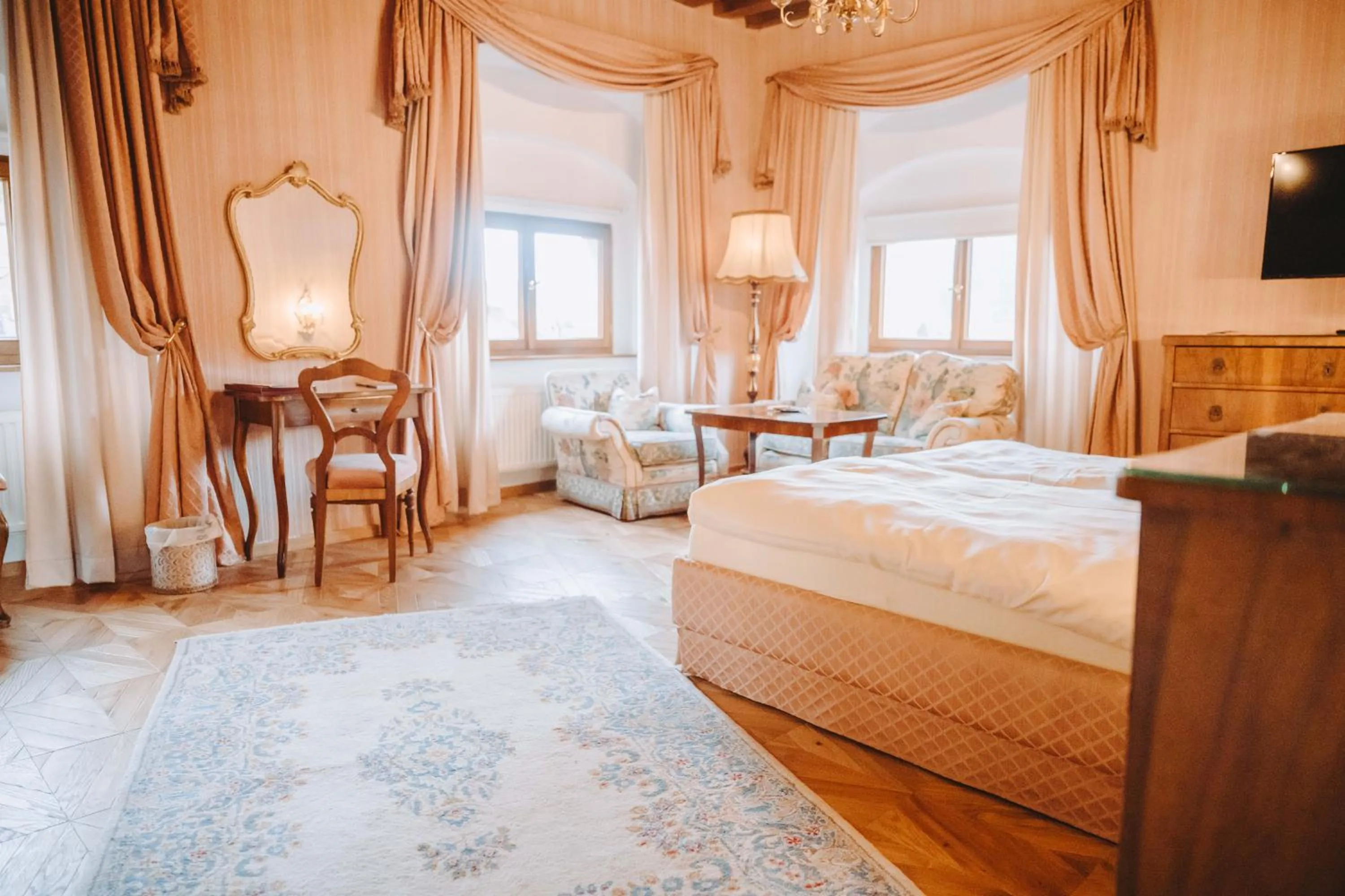 Photo of the whole room, Bed in Hotel Schloss Dürnstein