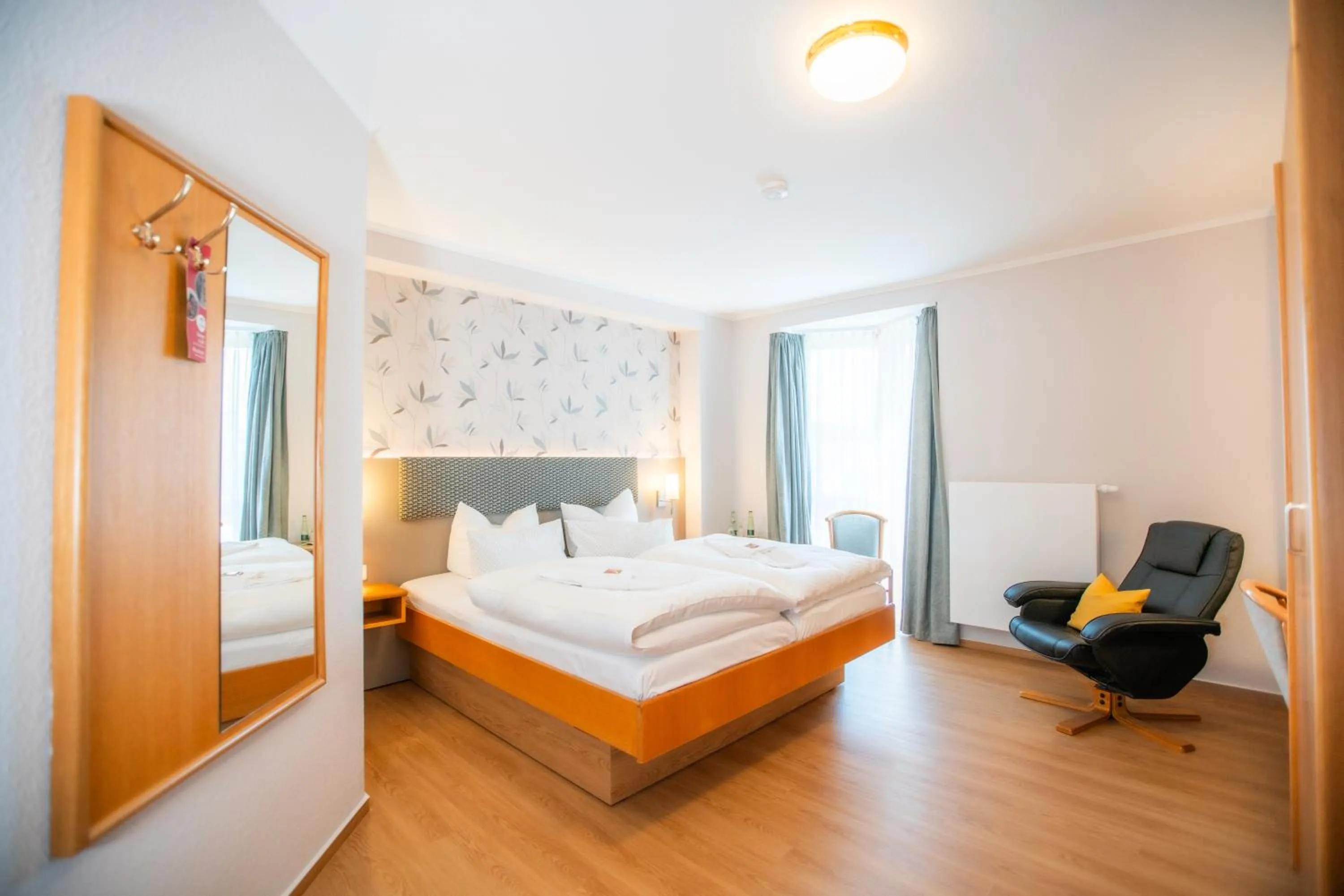 Photo of the whole room, Bed in Landhotel Plauen - Gasthof Zwoschwitz