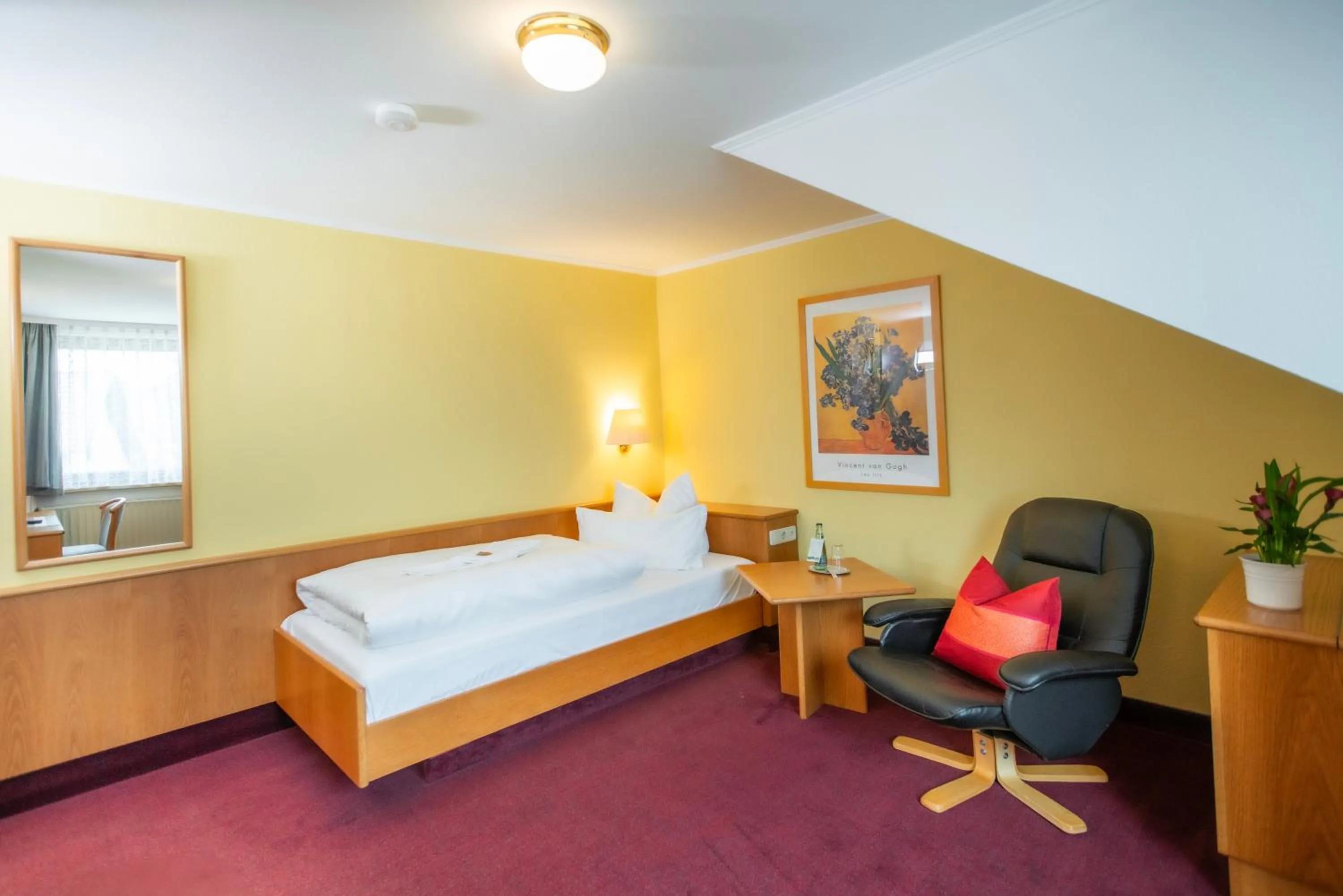 Photo of the whole room, Bed in Landhotel Plauen - Gasthof Zwoschwitz